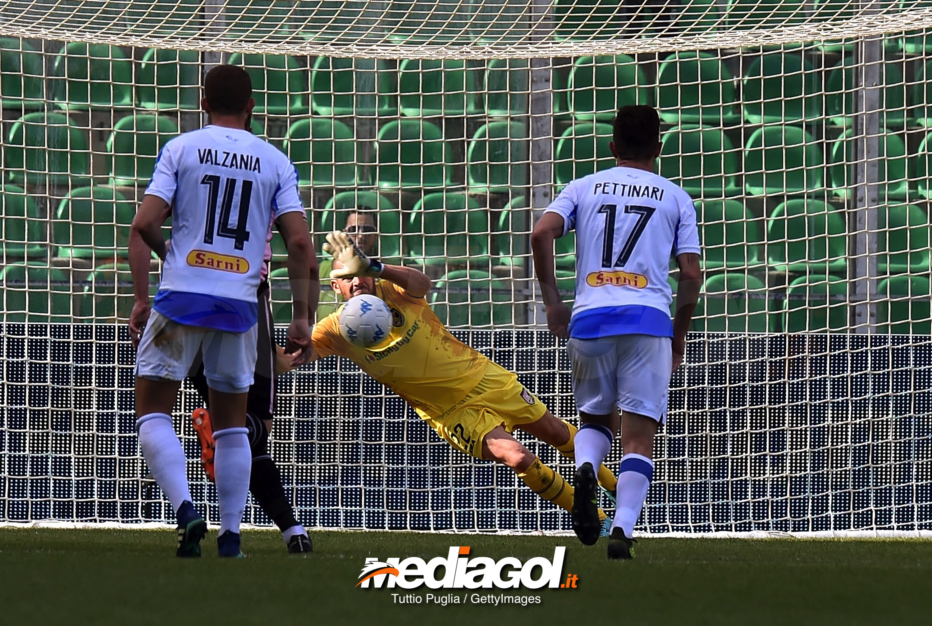 PALERMO, ITALY - APRIL 07: Alberto Pomini goalkeeper of Palermo saves a penalty during the serie A match between US Citta di Palermo and Pescara Calcio at Stadio Renzo Barbera on April 7, 2018 in Palermo, Italy.  (Photo by Tullio M. Puglia/Getty Images)