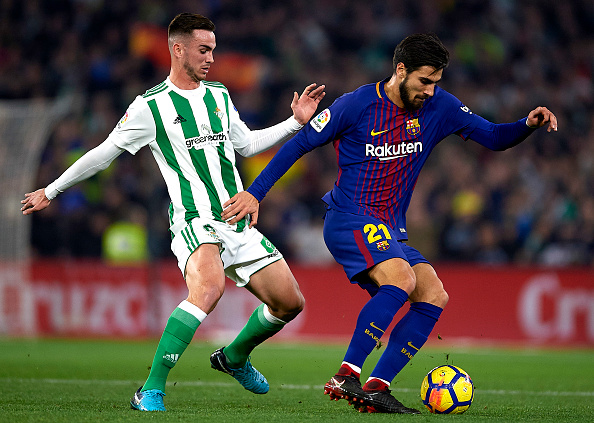SEVILLE, SPAIN - JANUARY 21:  Andre Gomes of FC Barcelona  (R) being followed by Fabian Ruiz of Real Betis Balompie (L) during the La Liga match between Real Betis and Barcelona at Estadio Benito Villamarin on January 21, 2018 in Seville, .  (Photo by Aitor Alcalde/Getty Images)