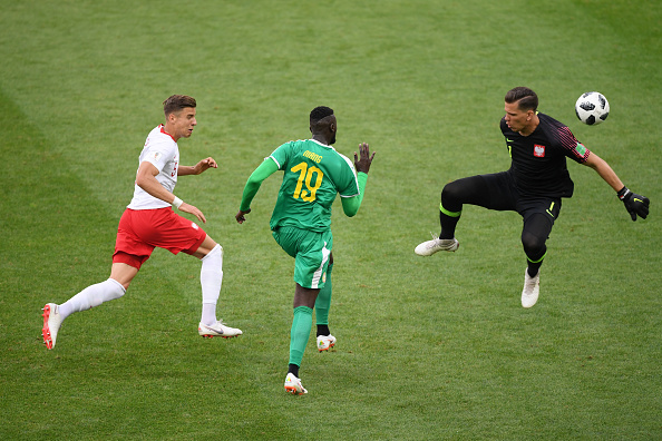 MOSCOW, RUSSIA - JUNE 19:  Mbaye Niang of Senegal goes past Jan Bednarek and Wojciech Szczesny of Poland to score the 2nd Senegal goal during the 2018 FIFA World Cup Russia group H match between Poland and Senegal at Spartak Stadium on June 19, 2018 in Moscow, Russia.  (Photo by Laurence Griffiths/Getty Images)