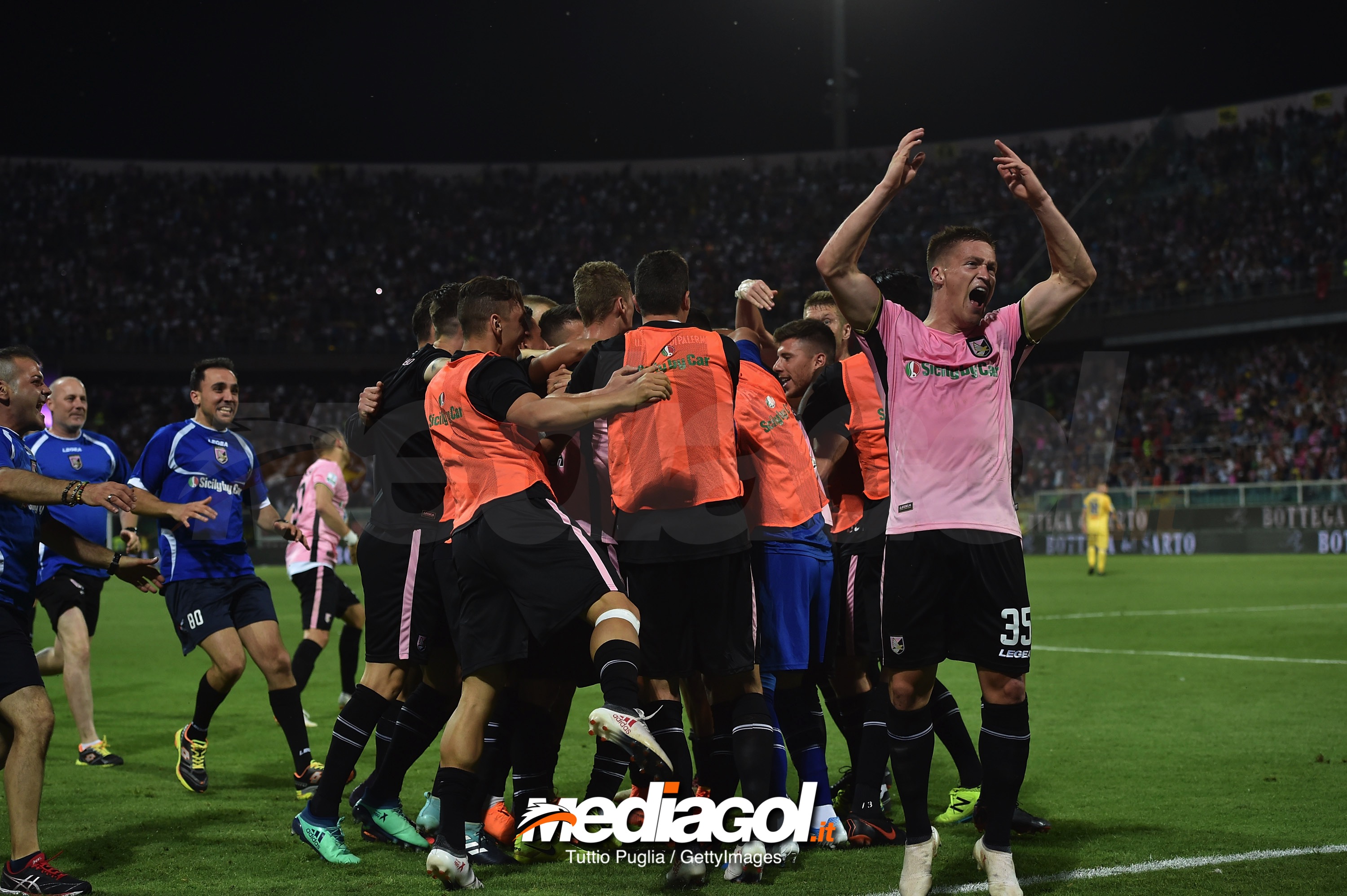 PALERMO, ITALY - JUNE 13: Pavel Dawidowicz of Palermo celebrates with team mates after scoring his team second goal during the serie B playoff match final between US Citta di Palermo and Frosinone Calcio at Stadio Renzo Barbera on June 13, 2018 in Palermo, Italy.  (Photo by Tullio M. Puglia/Getty Images)