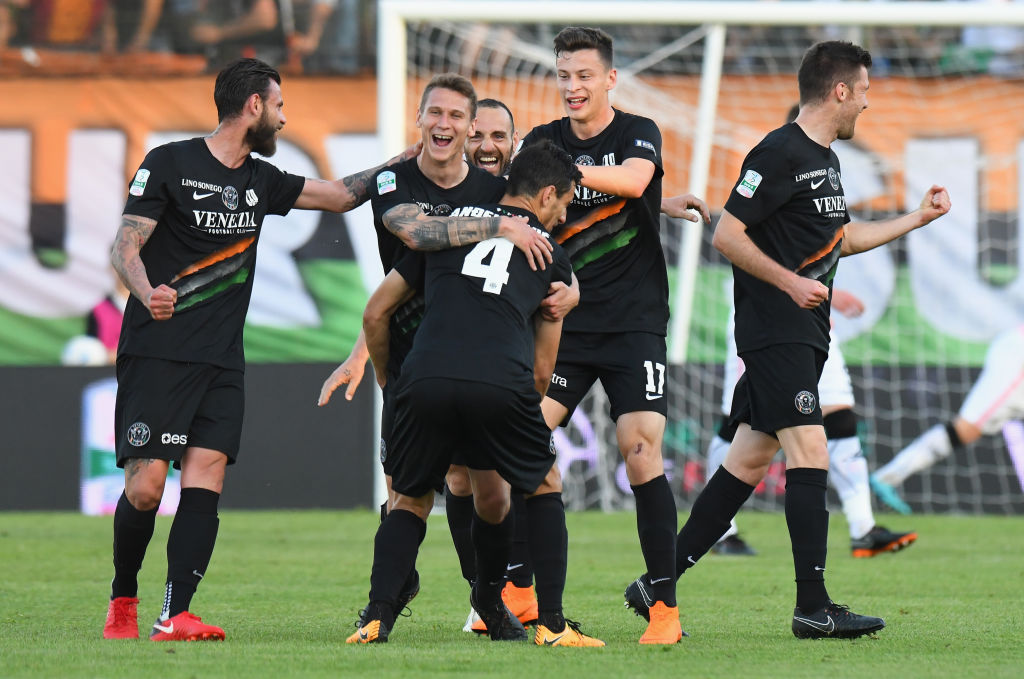 VENICE, ITALY - APRIL 27:  Leo Stulac(2ndL) of Venezia FC  celebrates after scoring his team second goal during the serie B match between Venezia FC and US Citta di Palermo at Stadio Pier Luigi Penzo on April 27, 2018 in Venice, Italy.  (Photo by Alessandro Sabattini/Getty Images)