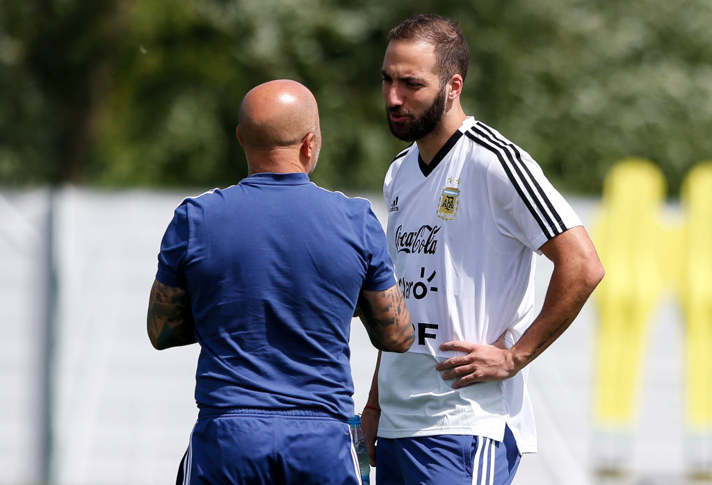BRONNITSY, RUSSIA - JUNE 12:  Gonzalo Higuain of Argentina and Jorge Sampaoli coach of Argentina talk during a training session at Training site at Stadium of Syroyezhkin Sports School on June 12, 2018 in Bronnitsy, Russia. (Photo by Gabriel Rossi/Getty Images)