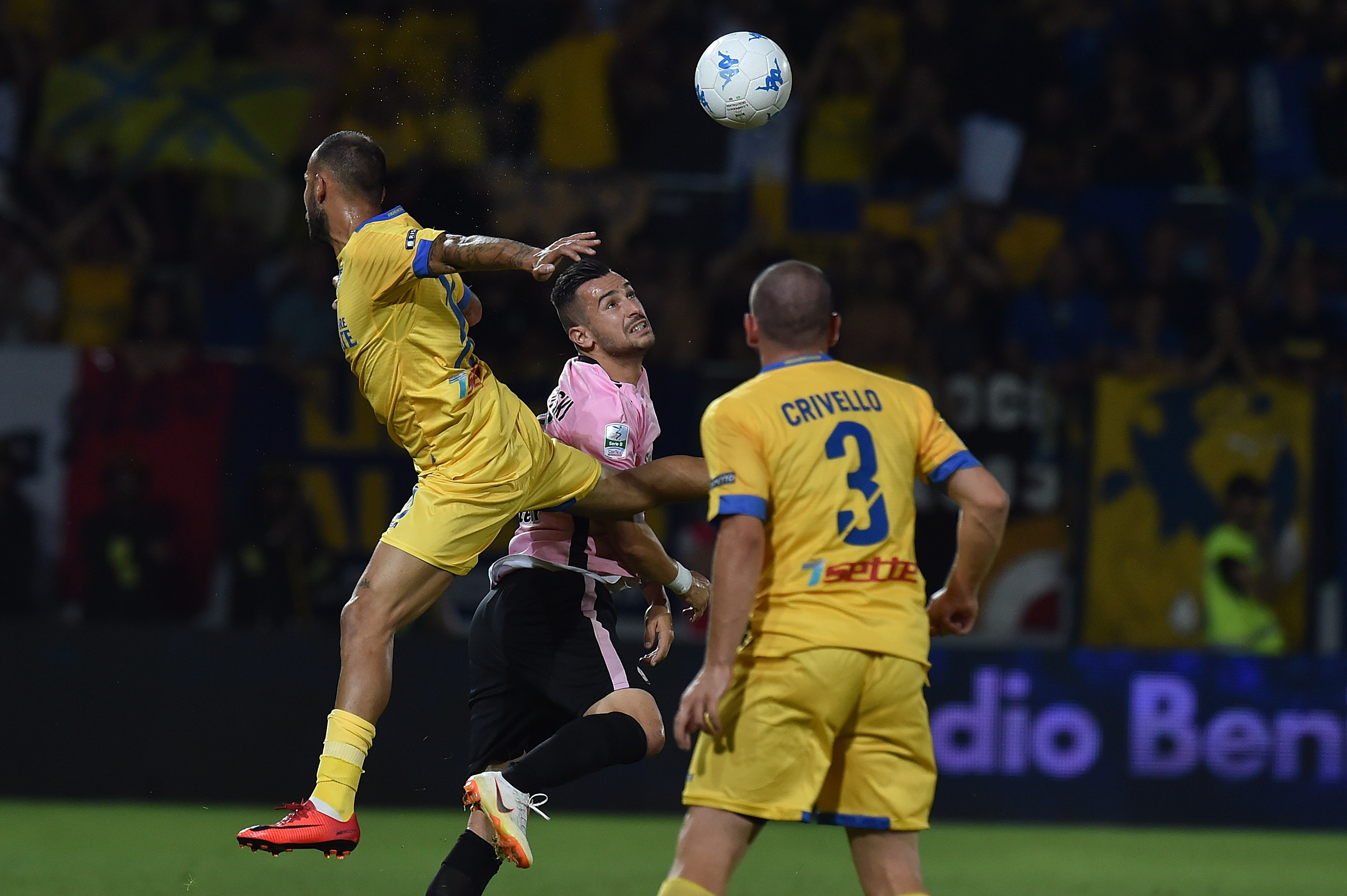 FROSINONE, ITALY - JUNE 16: Ilija Nestorowski (C) of Palermo is challenged by Federico Dionisi (L) during the serie B playoff match final between Frosinone Calcio v US Citta di Palermo at Stadio Benito Stirpe on June 16, 2018 in Frosinone, Italy.  (Photo by Tullio M. Puglia/Getty Images)