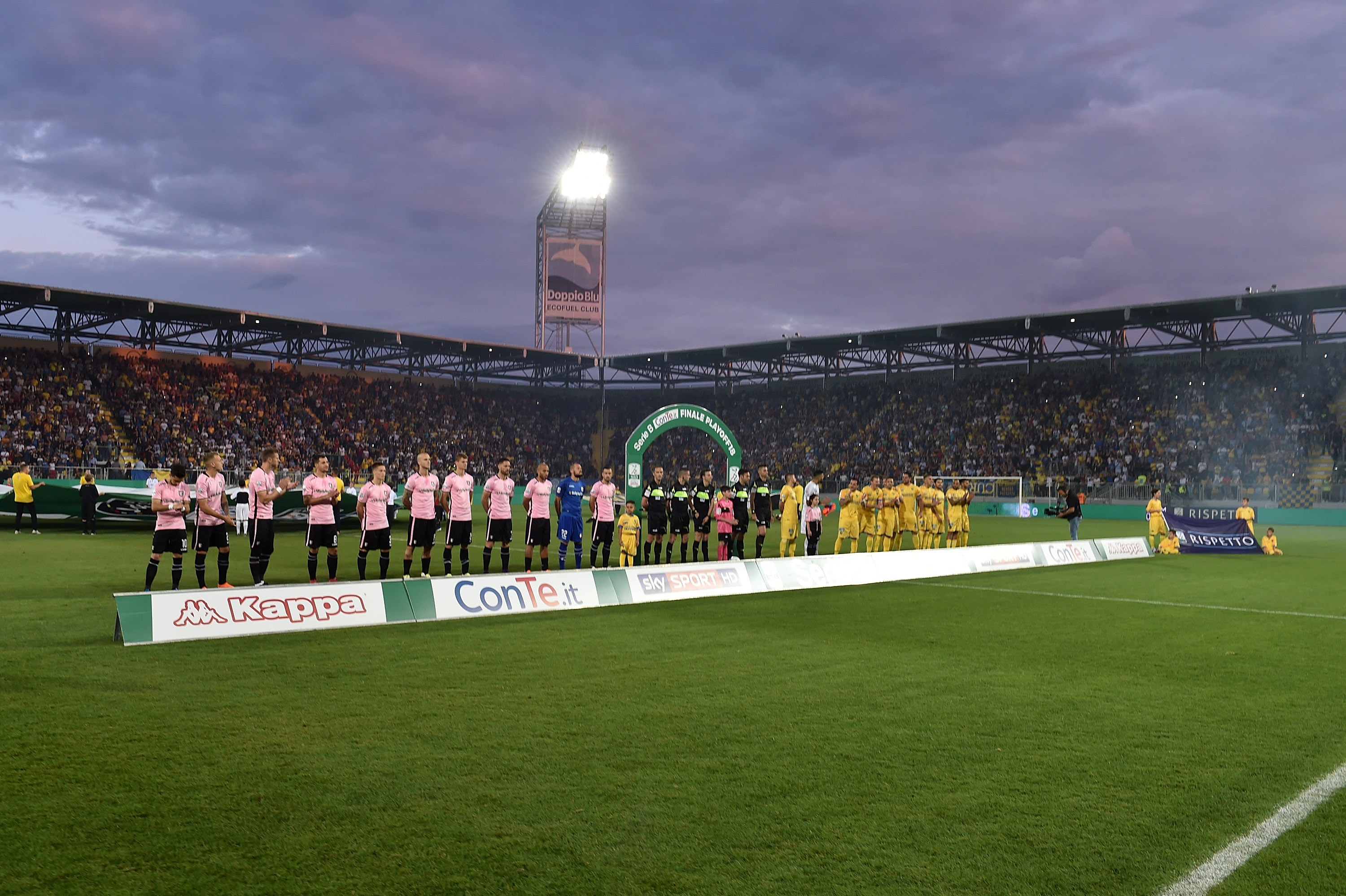 FROSINONE, ITALY - JUNE 16:  The teams line up during the open ceremony of the serie B playoff match final between Frosinone Calcio v US Citta di Palermo at Stadio Benito Stirpe on June 16, 2018 in Frosinone, Italy.  (Photo by Tullio M. Puglia/Getty Images)