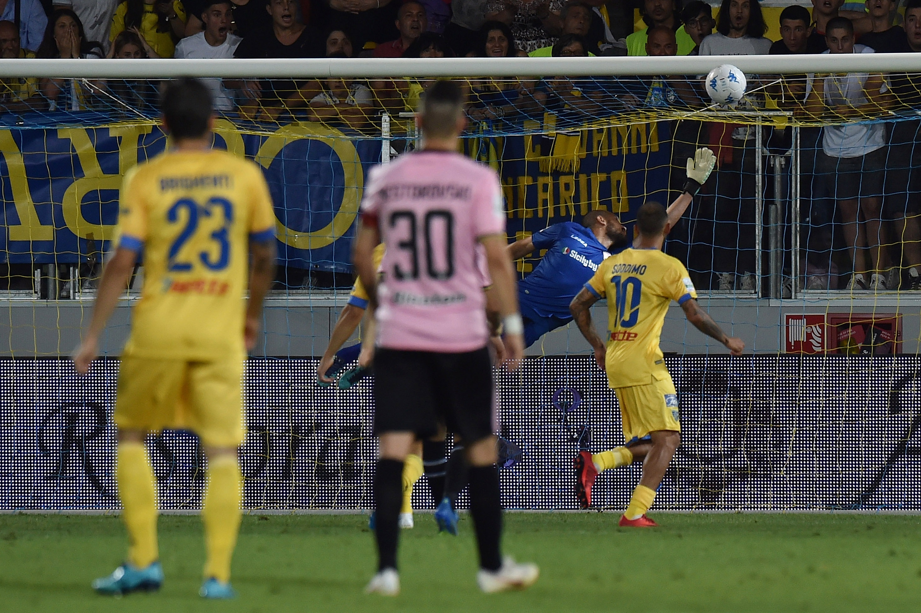 FROSINONE, ITALY - JUNE 16:  Raffaele Maiello (not pictured) of Frosinone scores the opening goal during the serie B playoff match final between Frosinone Calcio v US Citta di Palermo at Stadio Benito Stirpe on June 16, 2018 in Frosinone, Italy.  (Photo by Tullio M. Puglia/Getty Images)