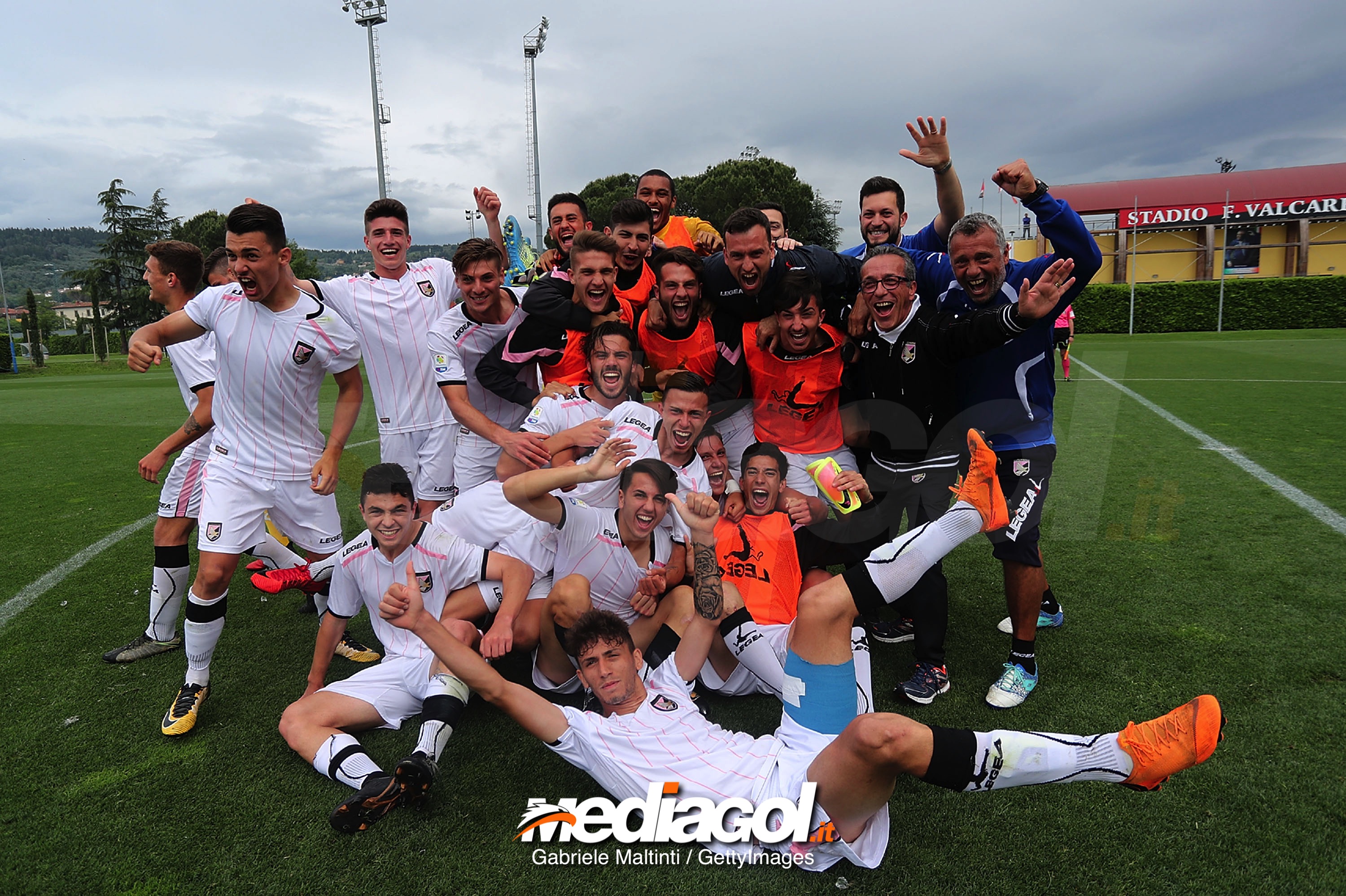 FLORENCE, ITALY - MAY 16: Players of US Citta' di Palermo U19 celebrate the victory during the SuperCoppa primavera 2 match between Novara U19 and US Citta di Palermo U19 at Centro Tecnico Federale di Coverciano on May 16, 2018 in Florence, Italy.  (Photo by Gabriele Maltinti/Getty Images)
