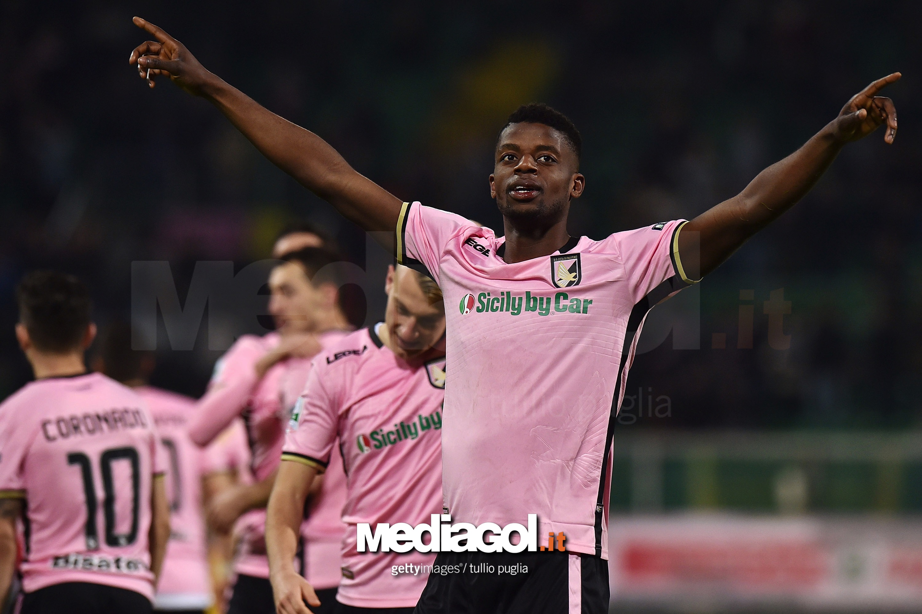 PALERMO, ITALY - MARCH 10:  Eddy Gnahore' of Palermo celebrates after scoring the opening goal uring the serie B match between US Citta di Palermo and Frosinone  at Stadio Renzo Barbera on March 10, 2018 in Palermo, Italy.  (Photo by Tullio M. Puglia/Getty Images)