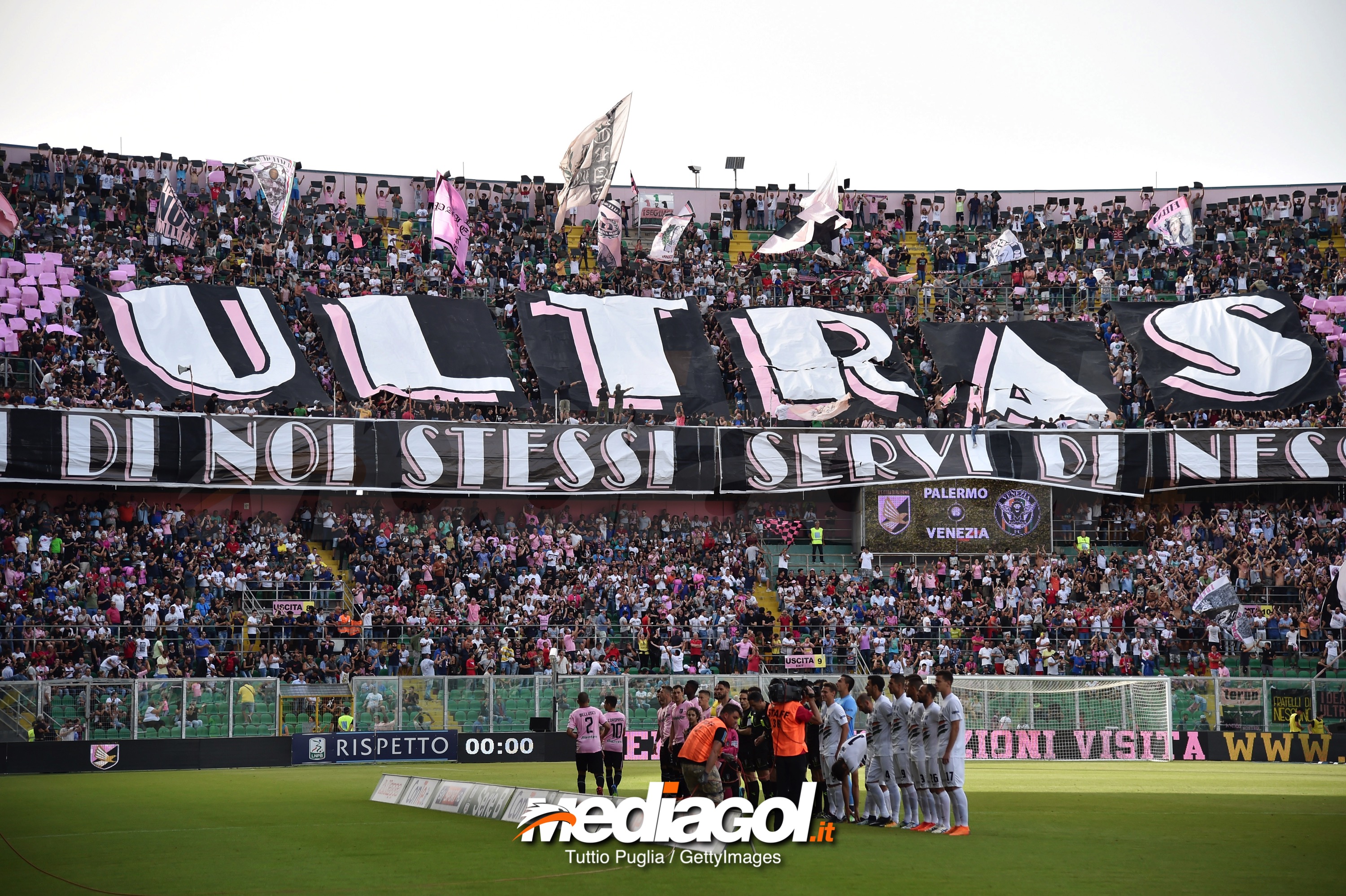 PALERMO, ITALY - JUNE 10: Fans of Palermo show their support during the serie B playoff match between US Citta di Palermo and Venezia FC at Stadio Renzo Barbera on June 10, 2018 in Palermo, Italy.  (Photo by Tullio M. Puglia/Getty Images)
