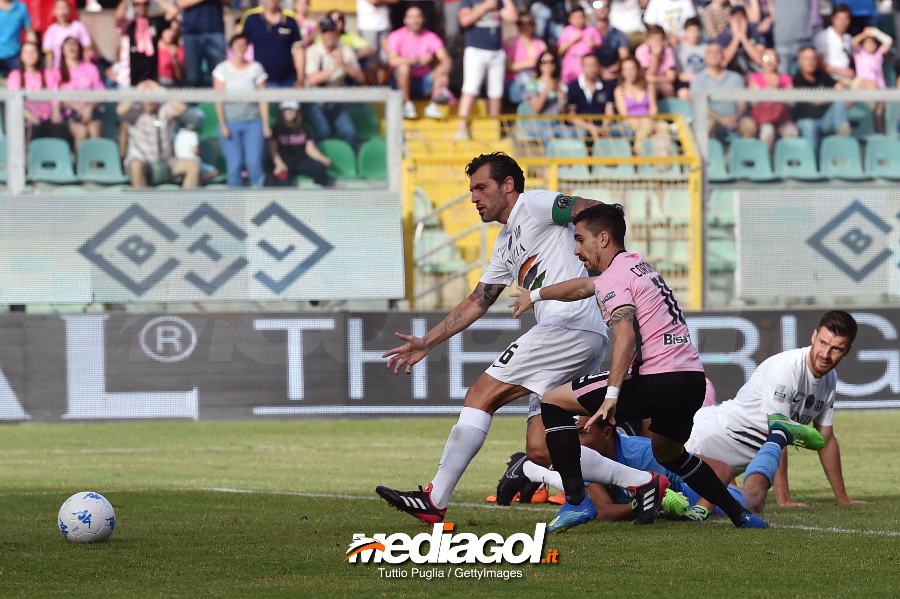 PALERMO, ITALY - JUNE 10: Maurizio Domizzi (L) of Venezia scores an own goal during the serie B playoff match between US Citta di Palermo and Venezia FC at Stadio Renzo Barbera on June 10, 2018 in Palermo, Italy.  (Photo by Tullio M. Puglia/Getty Images)