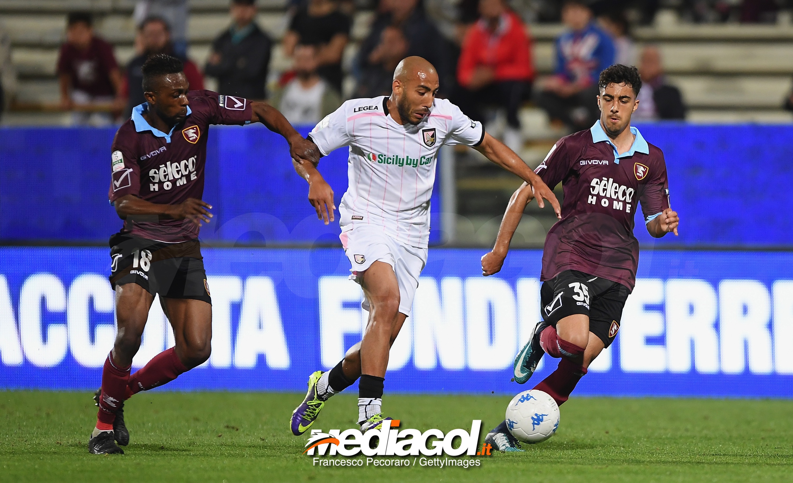 SALERNO, ITALY - MAY 18: Player of US Salernitana Akpa Akpro vies with US Citta di Palermo player Haitam Aleesami during the Serie B match between US Salernitana and US Citta di Palermo at Stadio Arechi on May 18, 2018 in Salerno, Italy.  (Photo by Francesco Pecoraro/Getty Images)