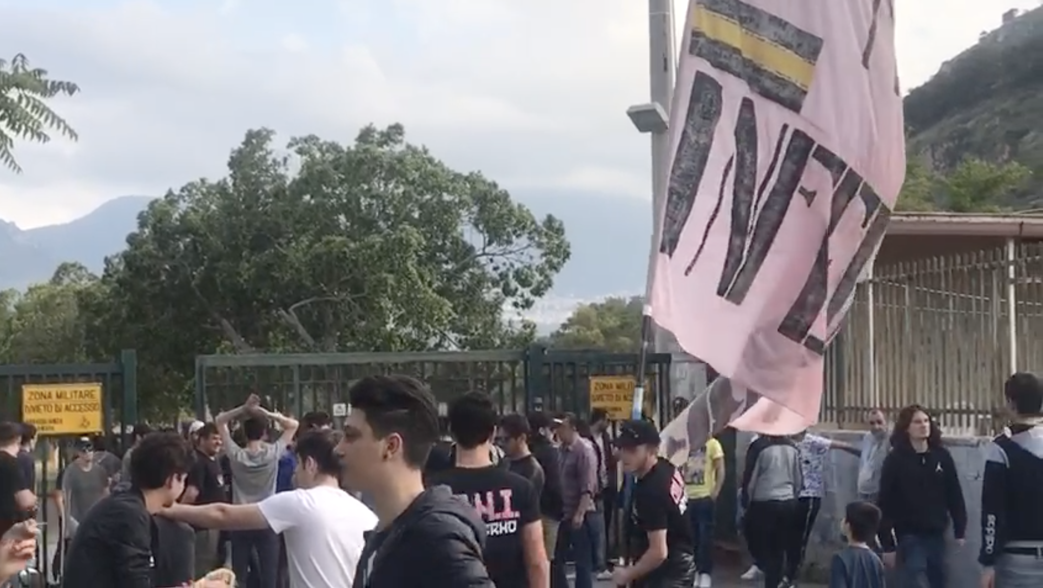 TIFOSI BANDIERA ULTRAS CURVA NORD INFERIORE PALERMO 2018-05-10 alle 17.54.30