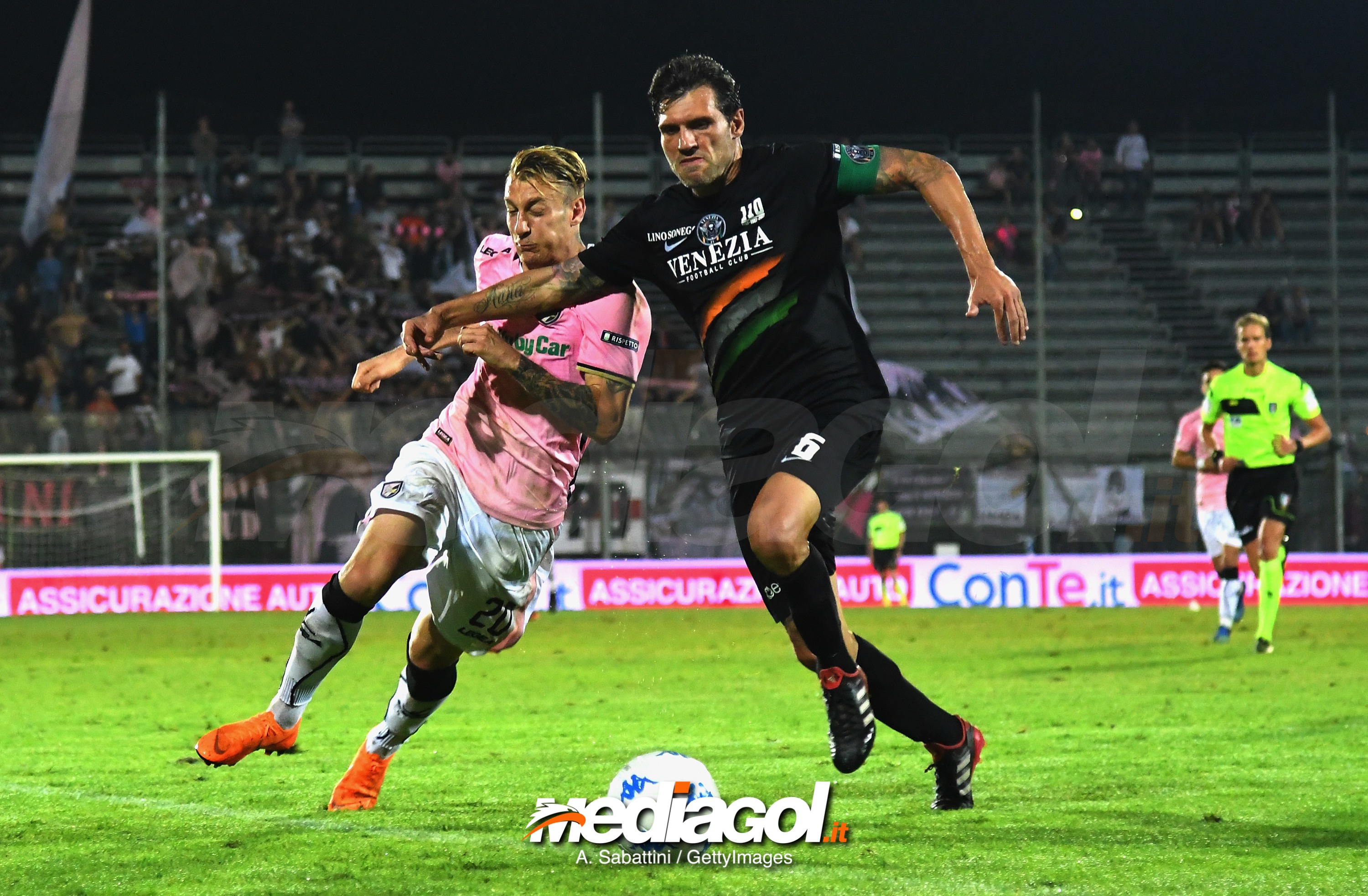 VENICE, ITALY - JUNE 6: Antonino La Gumina of US Citta di Palermo competes for the ball whit Maurizio Domizzi of Venezia FC during the serie B playoff match between Venezia FC and US Citta di Palermo at Stadio Pier Luigi Penzo on June 6, 2018 in Venice, Italy.  (Photo by Alessandro Sabattini/Getty Images)