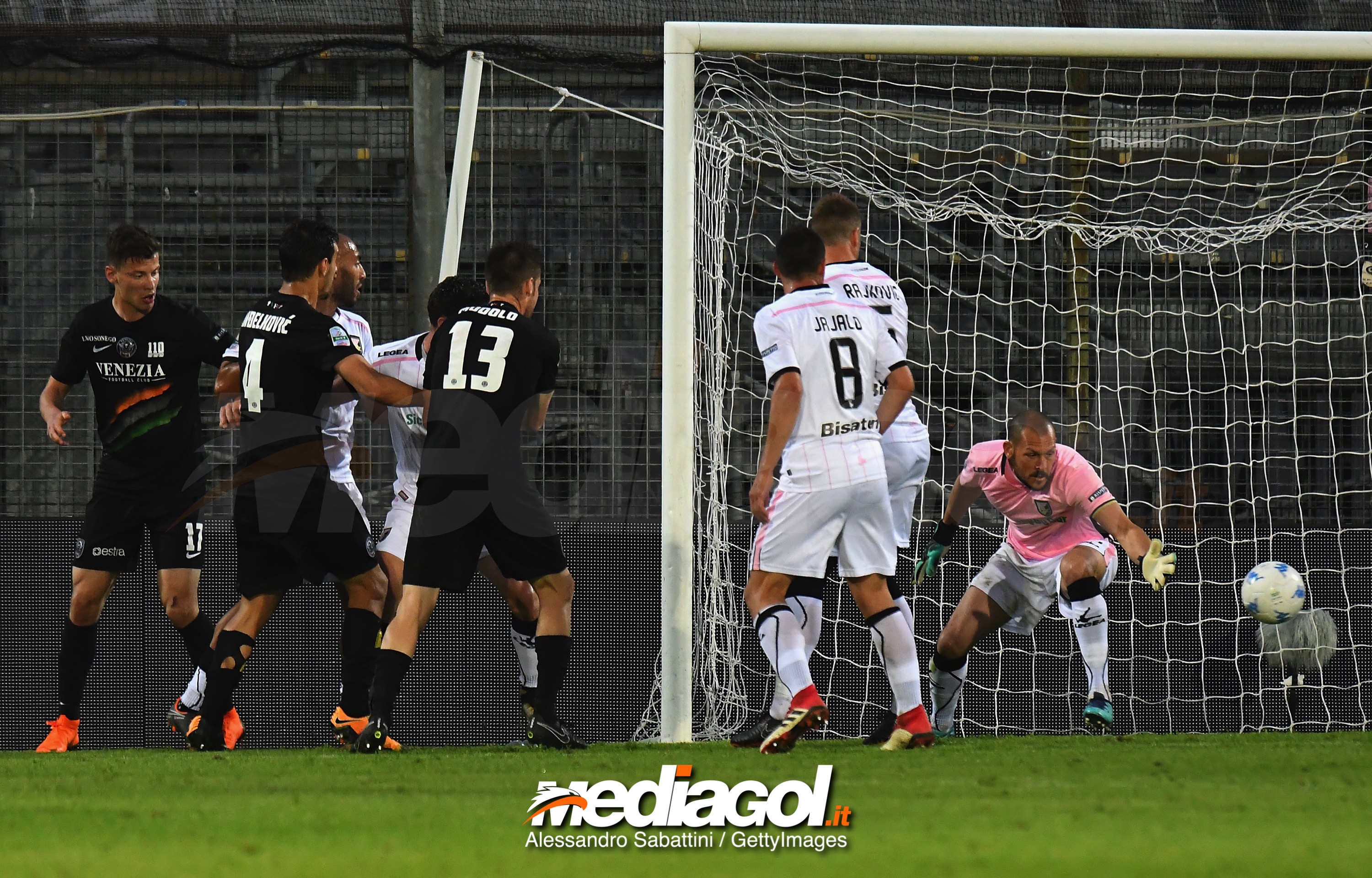 VENICE, ITALY - APRIL 27: Sinisa Andelkovic of Venezia FC scores his team third goal during the serie B match between Venezia FC and US Citta di Palermo at Stadio Pier Luigi Penzo on April 27, 2018 in Venice, Italy.  (Photo by Alessandro Sabattini/Getty Images)