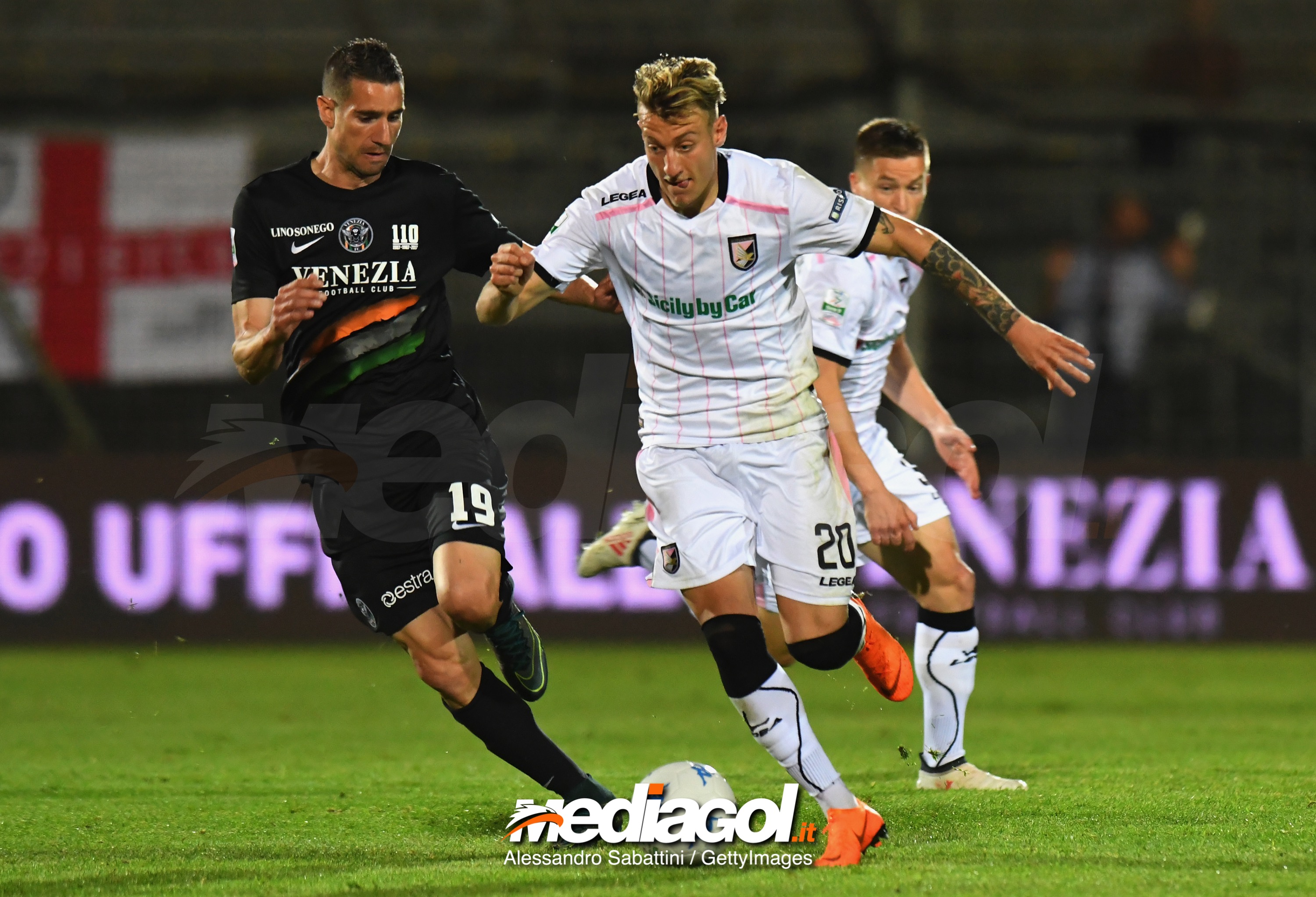 VENICE, ITALY - APRIL 27:  Alexandre Geijo Pazos of Venezia FC competes for the ball whit Antonino La Gumina of US Citta di Palermo during the serie B match between Venezia FC and US Citta di Palermo at Stadio Pier Luigi Penzo on April 27, 2018 in Venice, Italy.  (Photo by Alessandro Sabattini/Getty Images)