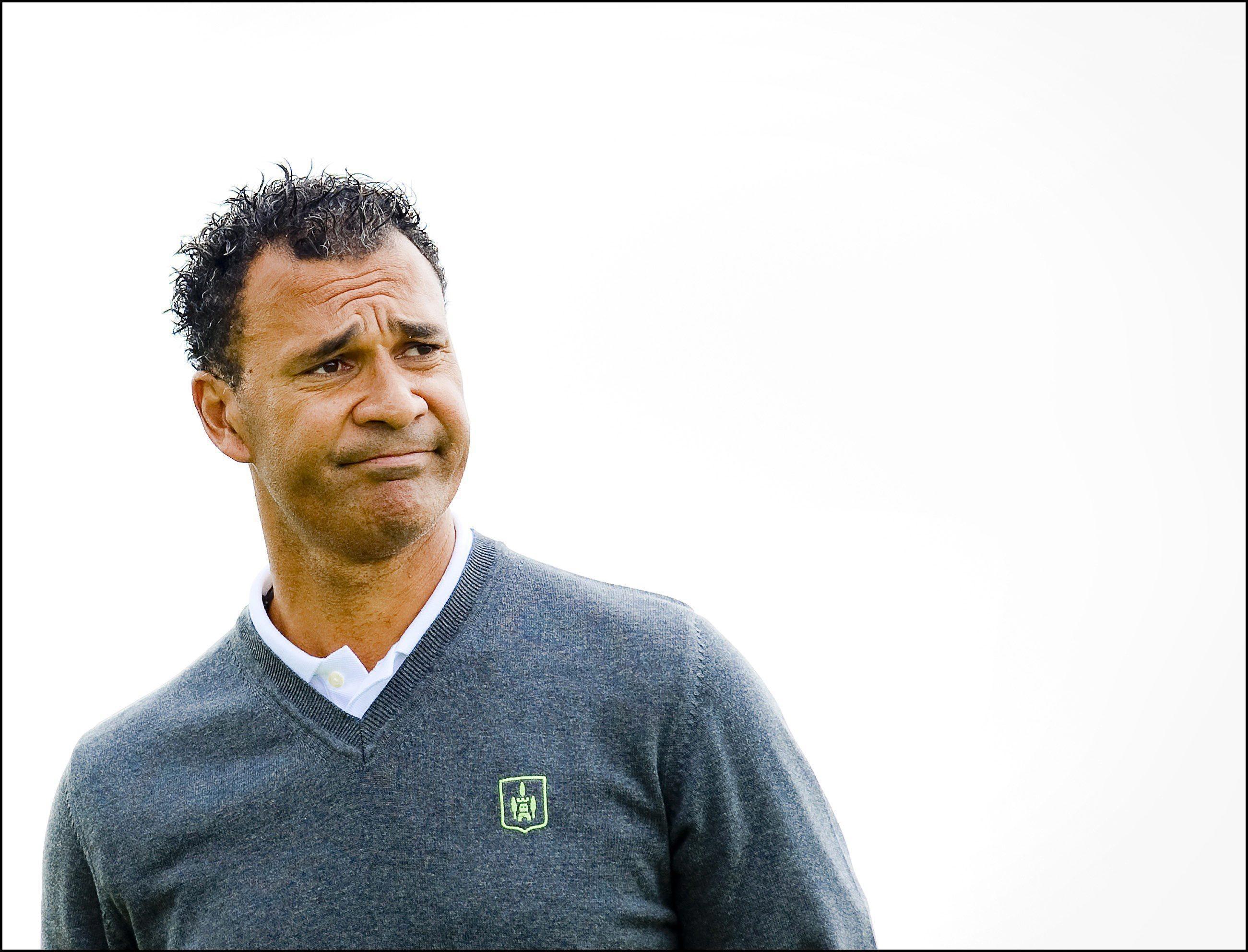 Ruud Gullit plays golf