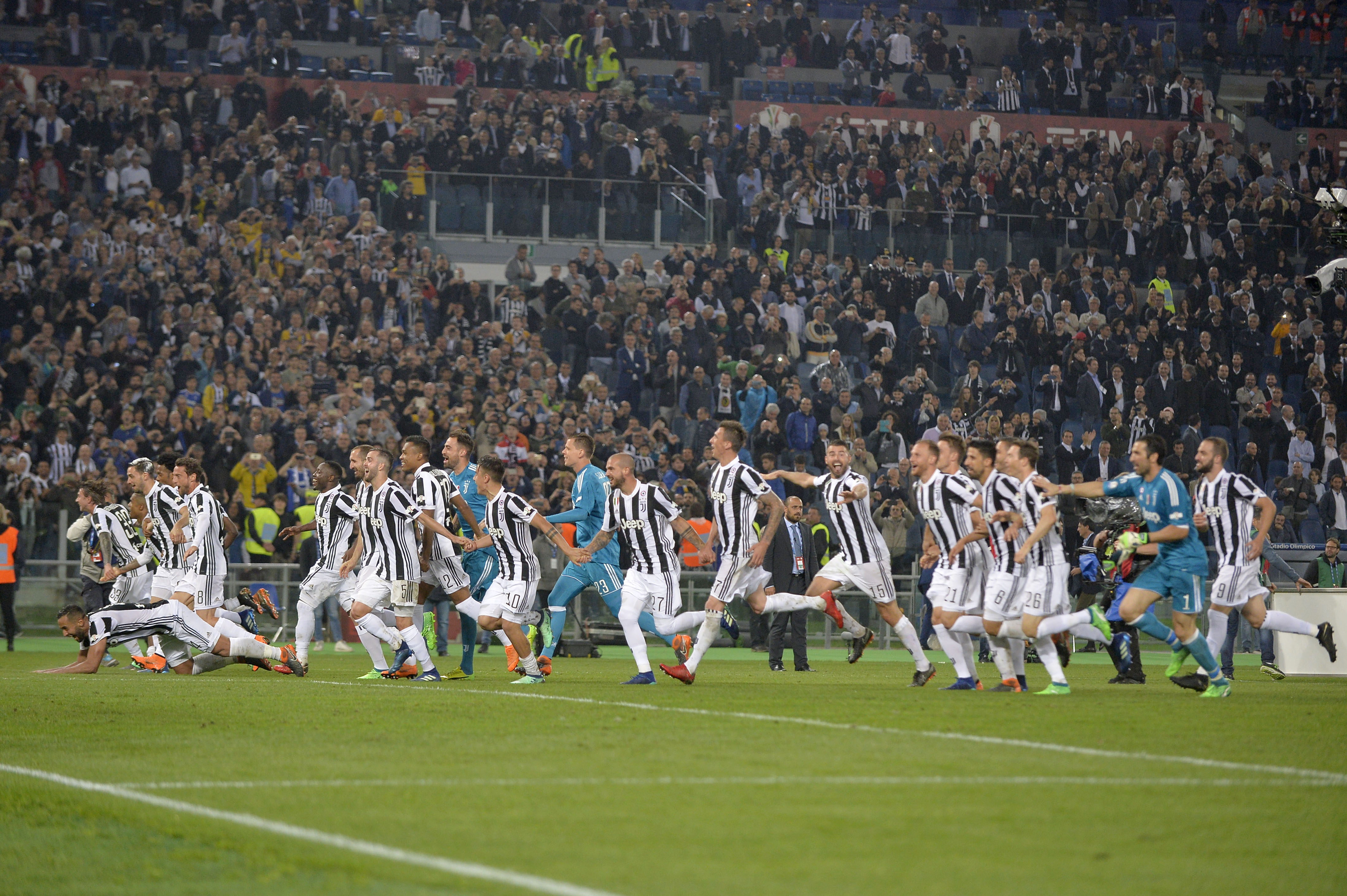 ROME, ITALY - MAY 09: Juventus players celebrate the victory and greet fans after the TIM Cup Final between Juventus and AC Milan at Stadio Olimpico on May 9, 2018 in Rome, Italy.  (Photo by Juventus FC/Juventus FC via Getty Images)