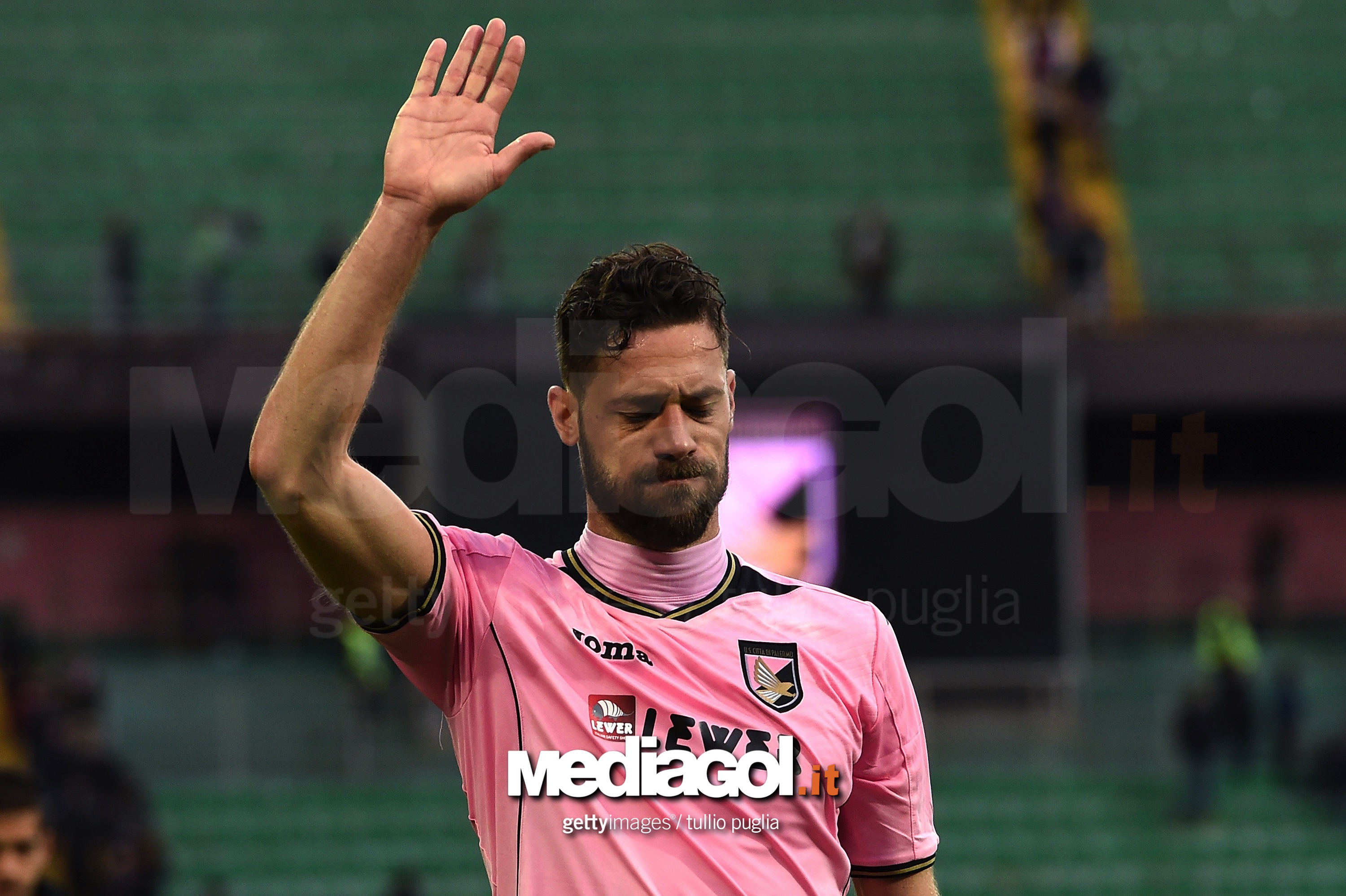 Andrea Rispoli saluta i tifosi del Palermo