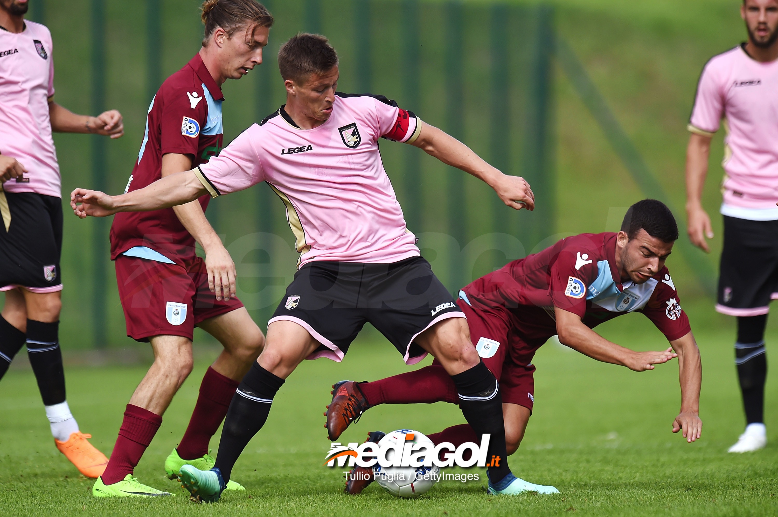 BELLUNO, ITALY - JULY 27:  Radoslaw Murawski (C) of Palermo is challenged by Alberto Paladin (L) and Federico Serra of Sandona' during a friendly match between US Citta' di Palermo and San Dona' at the US Citta' di Palermo training camp on July 27, 2018 in Belluno, Italy.  (Photo by Tullio M. Puglia/Getty Images)