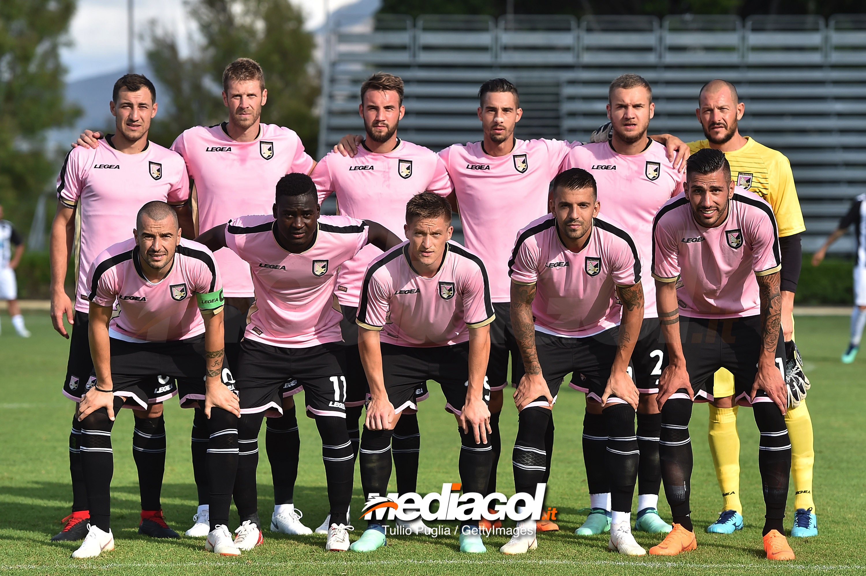 PALERMO, ITALY - AUGUST 18: Players of Palermo pose for a team shot during the pre-season friendly match between US Citta' di Palermo and Sicula Leonzio at Carmelo Onorato training center on August 18, 2018 in Palermo, Italy.  (Photo by Tullio M. Puglia/Getty Images)