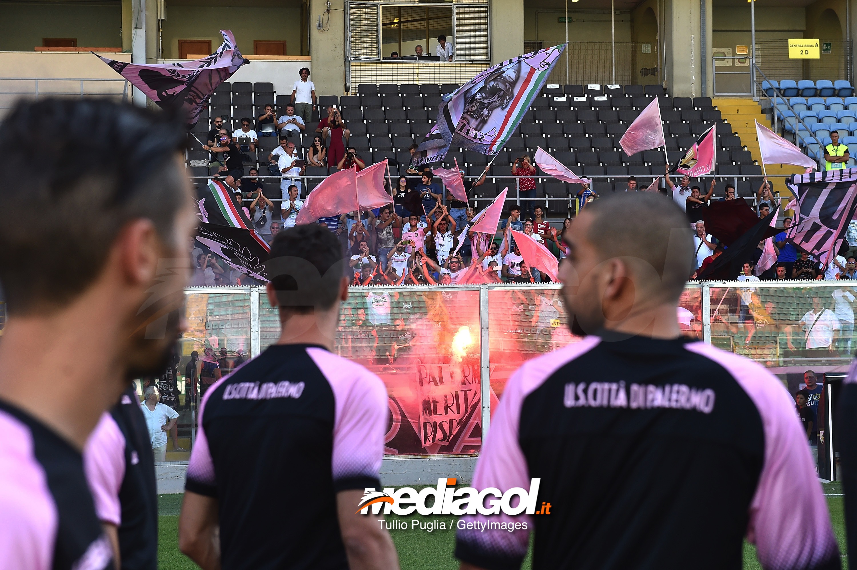 PALERMO, ITALY - JULY 31:  Fans of Palermo show their support during a training session at Renzo Barbera stadium on July 31, 2018 in Palermo, Italy.  (Photo by Tullio M. Puglia/Getty Images)