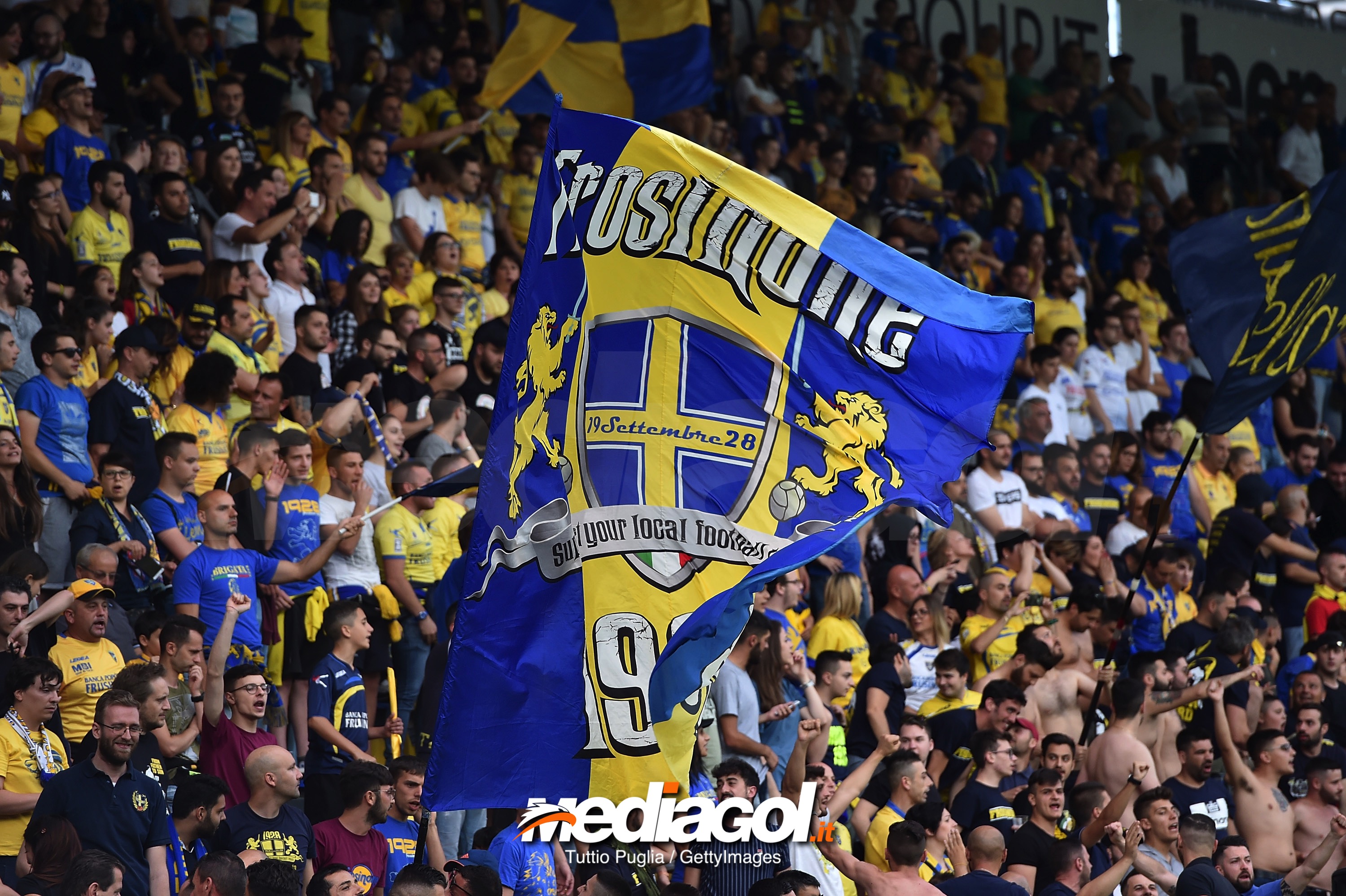 FROSINONE, ITALY - JUNE 16:  Fans of Frosinone show their support during the serie B playoff match final between Frosinone Calcio v US Citta di Palermo at Stadio Benito Stirpe on June 16, 2018 in Frosinone, Italy.  (Photo by Tullio M. Puglia/Getty Images)