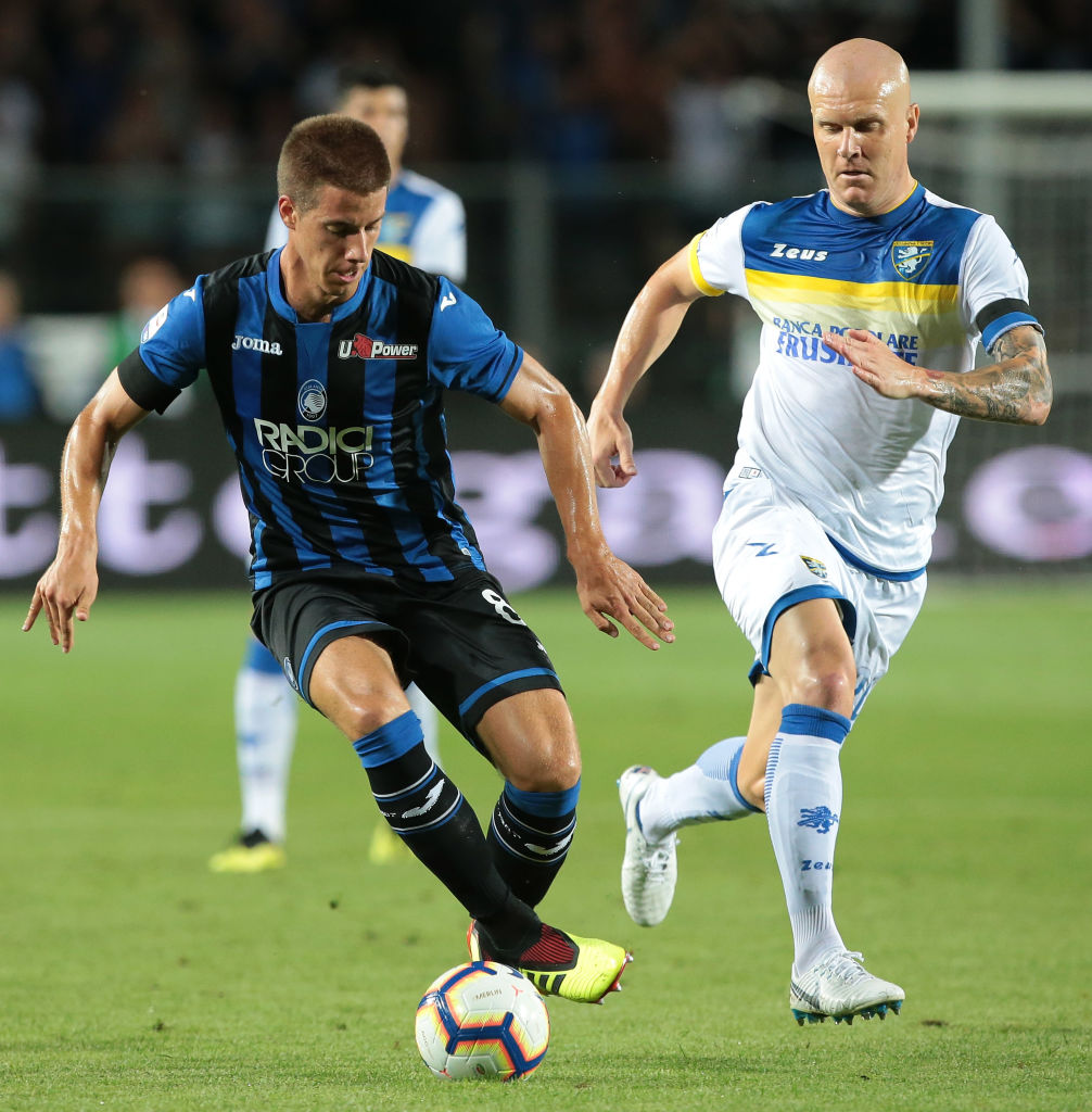 BERGAMO, ITALY - AUGUST 20:  Mario Pasalic (L) of Atalanta BC is challenged by Emil Hallfredsson of Frosinone Calcio during the Serie A match between Atalanta BC and Frosinone Calcio at Stadio Atleti Azzurri d'Italia on August 20, 2018 in Bergamo, Italy.  (Photo by Emilio Andreoli/Getty Images)