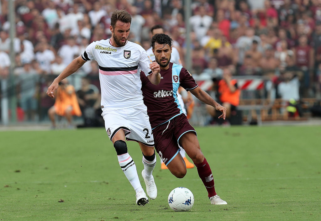 SALERNO, ITALY - AUGUST 25:  Player of US Salernitana Raffaele Pucino vies with US Citta di Palermo player Przemislaw Szyminski during the Serie B match between US Salernitana and US Citta di Palermo on August 25, 2018 in Salerno, Italy.  (Photo by Francesco Pecoraro/Getty Images)