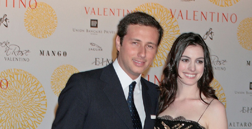 ROME, ITALY - JULY 6:  Anne Hathaway and her boyfriend Raffaello Follieri arrive at the 'Valentino In Rome, 45 Years Of Style' post-exhibit gala dinner at the Temple of Venus in the Imperial Forum July 6, 2007 in Rome, Italy. Fashion icon Valentino decided to mark the celebration of the 45th anniversary of his luxury brand by breaking a 17-year tradition of unveiling his luxurious haute couture collections for women in Paris with a show in Rome. (Photo by Elisabetta Villa /Getty Images)