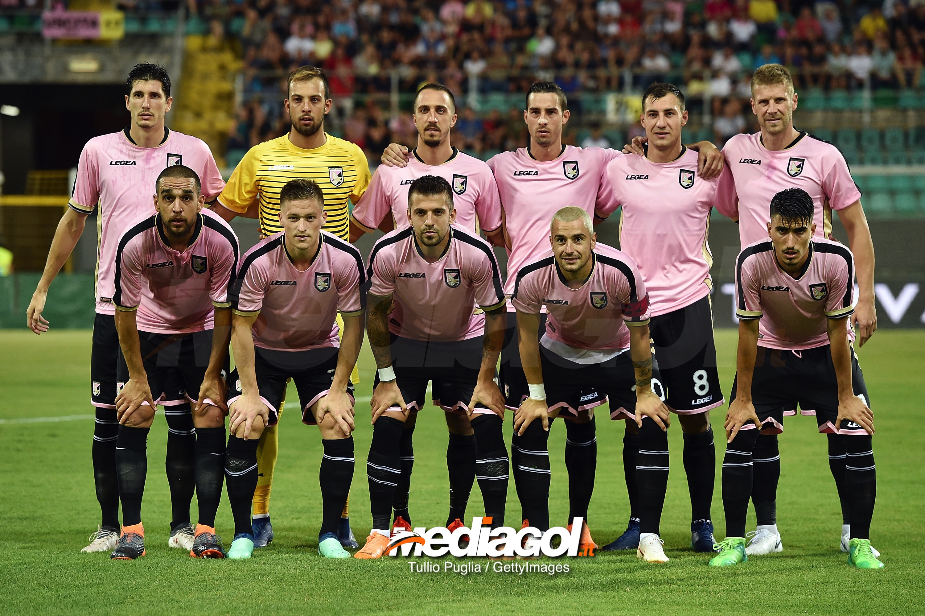 PALERMO, ITALY - AUGUST 05:  Players of Palermo pose for a team shot during the TIM Cup match between US Citta' di Palermo and Vicenza Calcio at Stadio Renzo Barbera on August 5, 2018 in Palermo, Italy.  (Photo by Tullio M. Puglia/Getty Images)