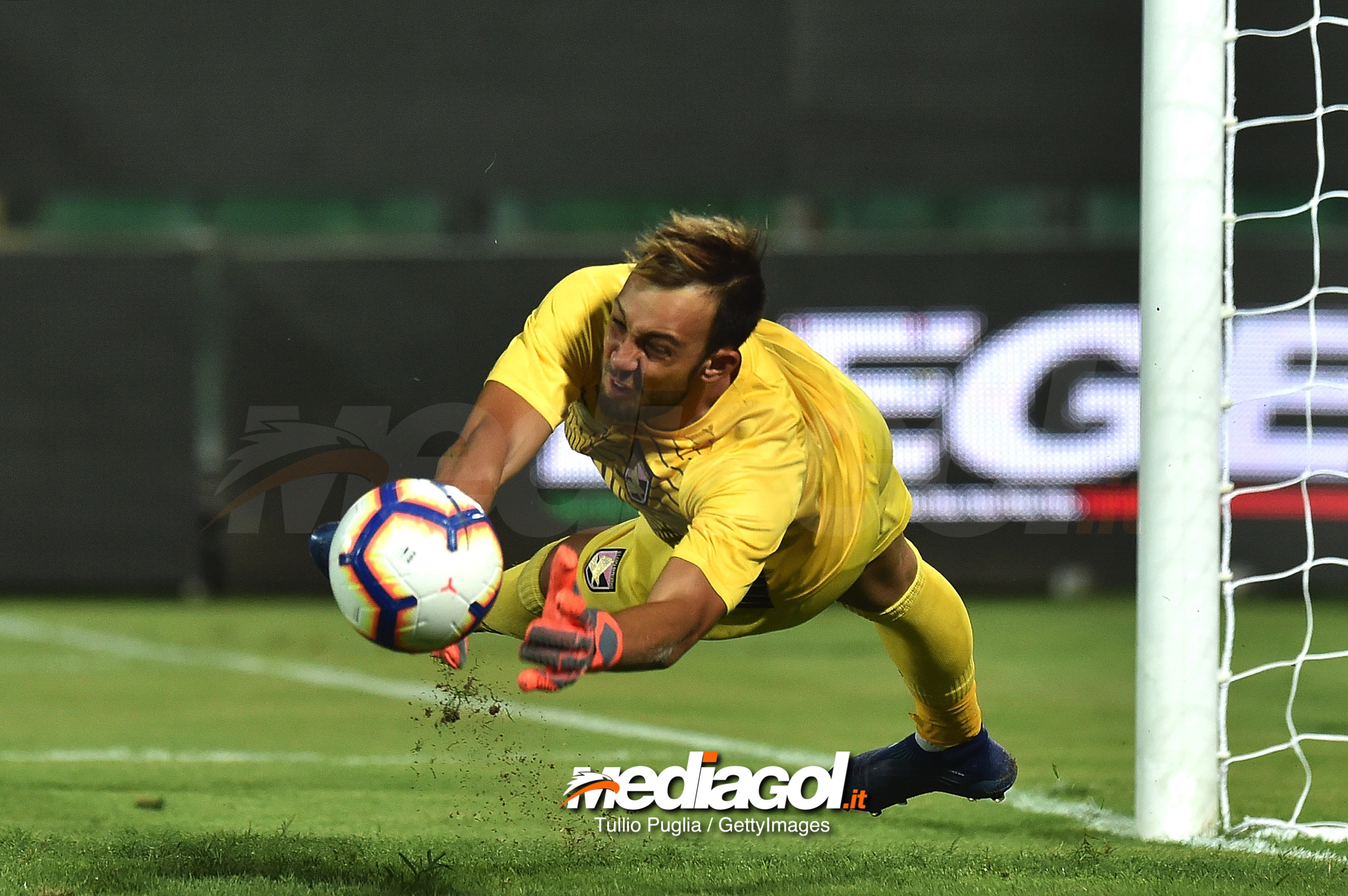PALERMO, ITALY - AUGUST 05:  Alberto Brignoli goalkeeper of Palermo saves a penalty during the TIM Cup match between US Citta' di Palermo and Vicenza Calcio at Stadio Renzo Barbera on August 5, 2018 in Palermo, Italy.  (Photo by Tullio M. Puglia/Getty Images)