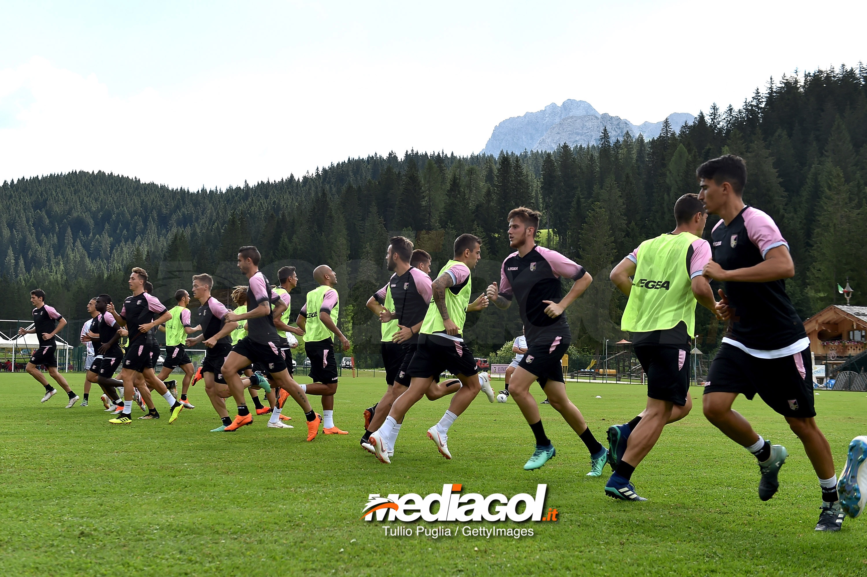 BELLUNO, ITALY - JULY 26:  Players of Palermo in action at the US Citta' di Palermo training camp on July 26, 2018 in Belluno, Italy.  (Photo by Tullio M. Puglia/Getty Images)