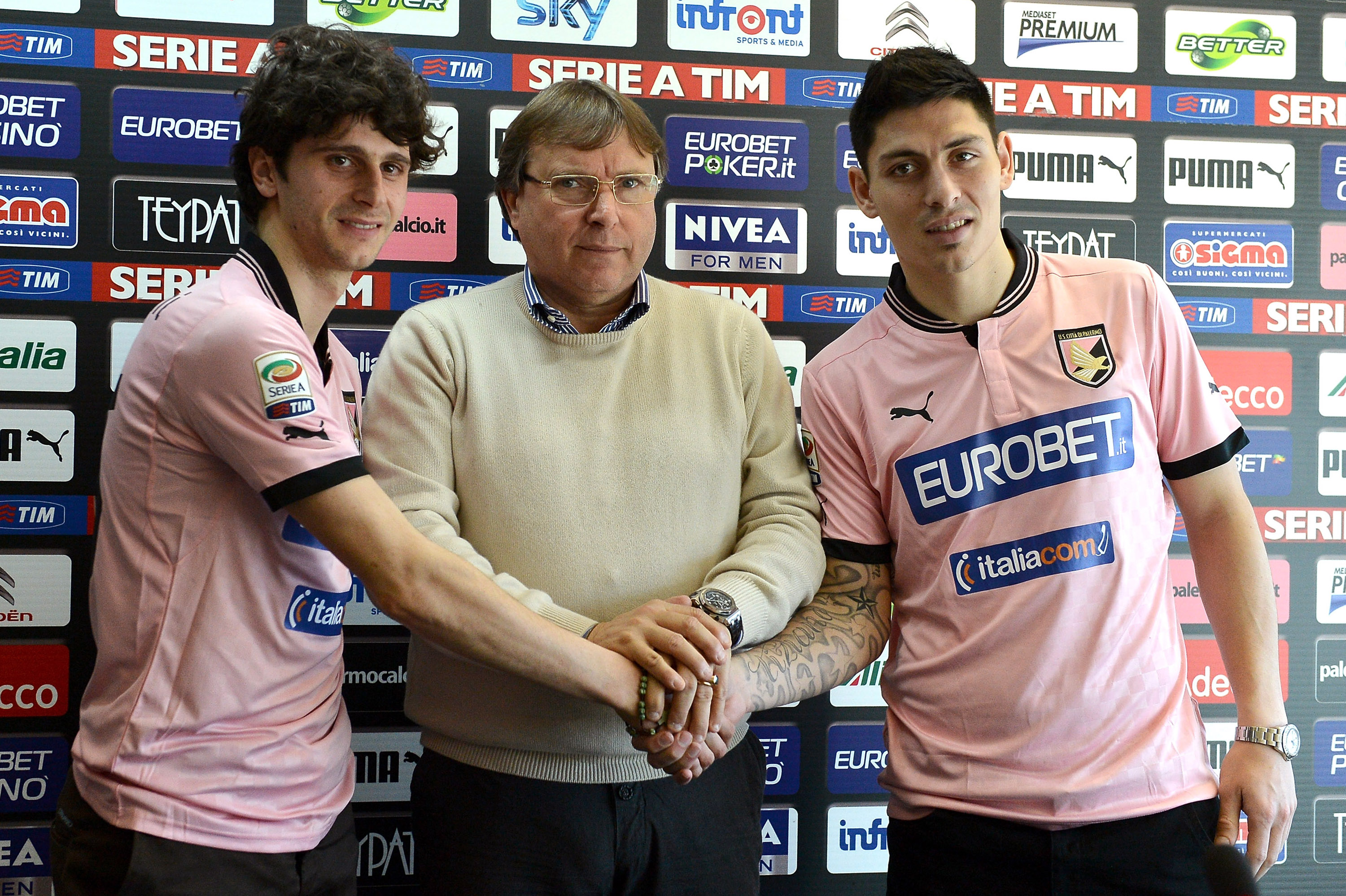 PALERMO, ITALY - FEBRUARY 01:  Diego Fabbrini (L) and Alejandro Damian Faurlin pose with CEO Pietro Lo Monaco during their presentation as new players of US Citta di Palermo at Renzo Barbera stadium on February 1, 2013 in Palermo, Italy.  (Photo by Tullio M. Puglia/Getty Images)