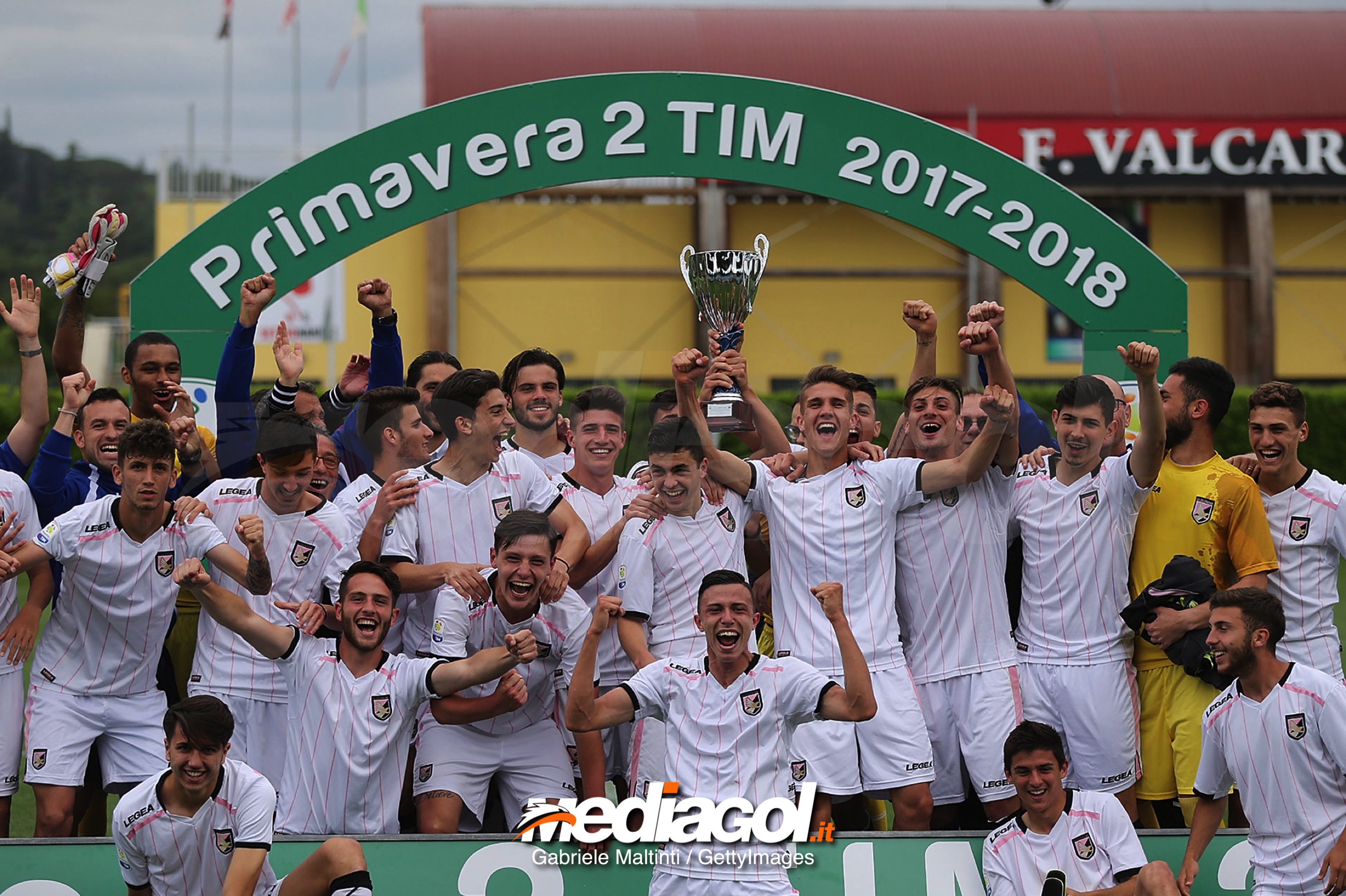 FLORENCE, ITALY - MAY 16: All players of US Citta' di Palermo U19 celebrate the victory during the SuperCoppa primavera 2 match between Novara U19 and US Citta di Palermo U19 at Centro Tecnico Federale di Coverciano on May 16, 2018 in Florence, Italy.  (Photo by Gabriele Maltinti/Getty Images)
