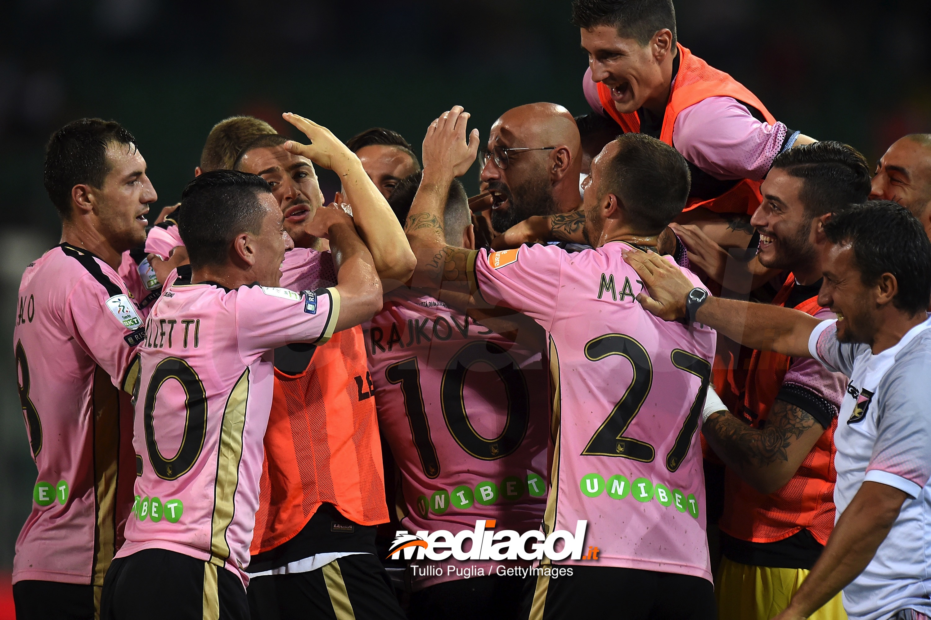 PALERMO, ITALY - AUGUST 31:  Aleksandar Trajkovski of Palermo celebrates with teammates after scoring the opening goal during the Serie B match between US Citta' di Palermo and US Cremonese at Stadio Renzo Barbera on August 31, 2018 in Palermo, Italy.  (Photo by Tullio M. Puglia/Getty Images)