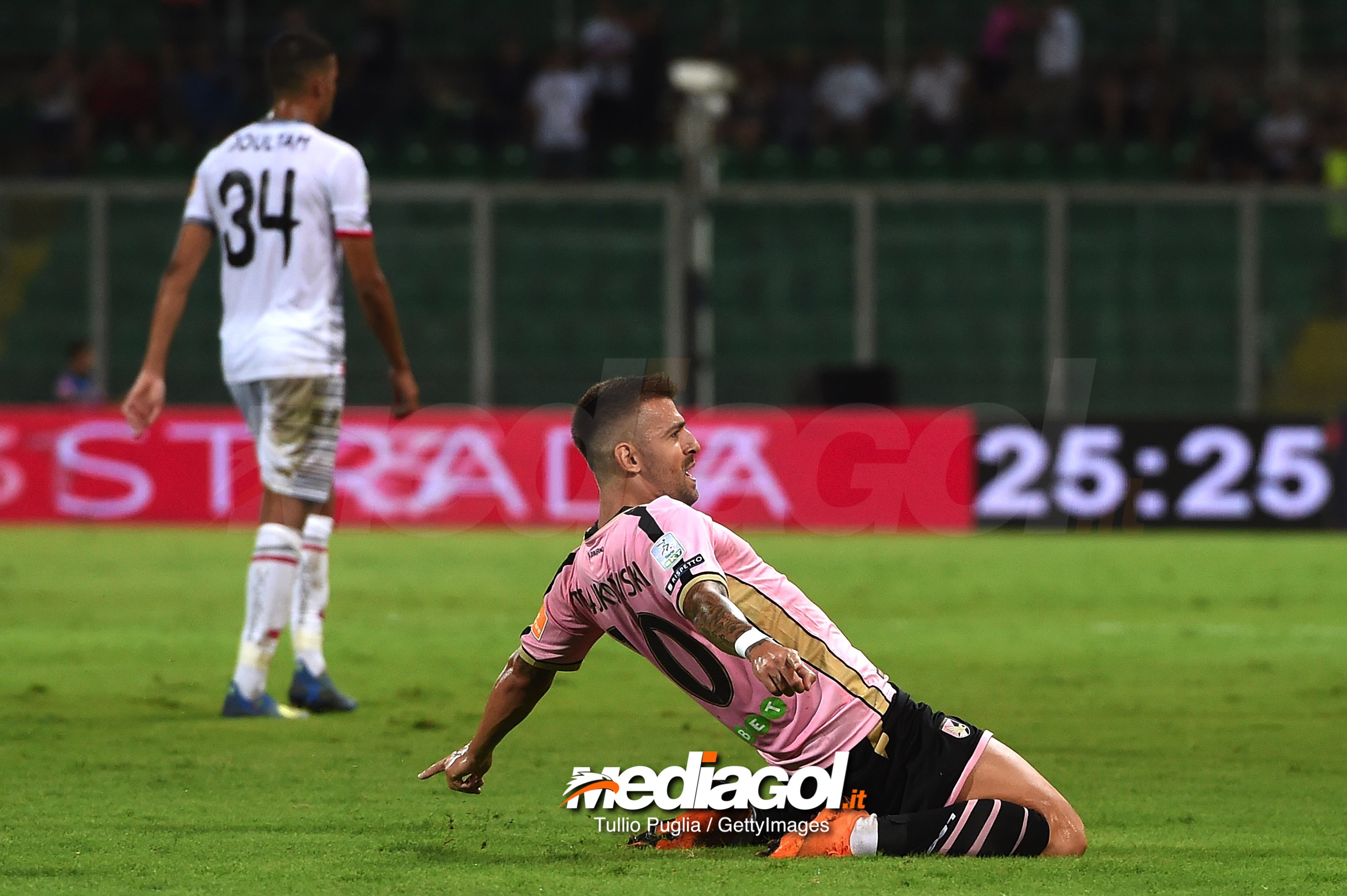 PALERMO, ITALY - AUGUST 31:  Aleksandar Trajkovski of Palermo celebrates after scoring the opening goal during the Serie B match between US Citta' di Palermo and US Cremonese at Stadio Renzo Barbera on August 31, 2018 in Palermo, Italy.  (Photo by Tullio M. Puglia/Getty Images)