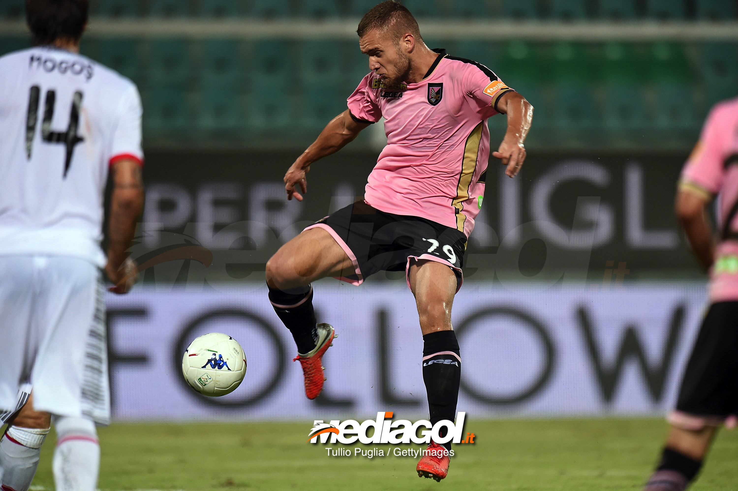 PALERMO, ITALY - AUGUST 31:  George Puscas of Palermo kicks the ball during the Serie B match between US Citta' di Palermo and US Cremonese at Stadio Renzo Barbera on August 31, 2018 in Palermo, Italy.  (Photo by Tullio M. Puglia/Getty Images)