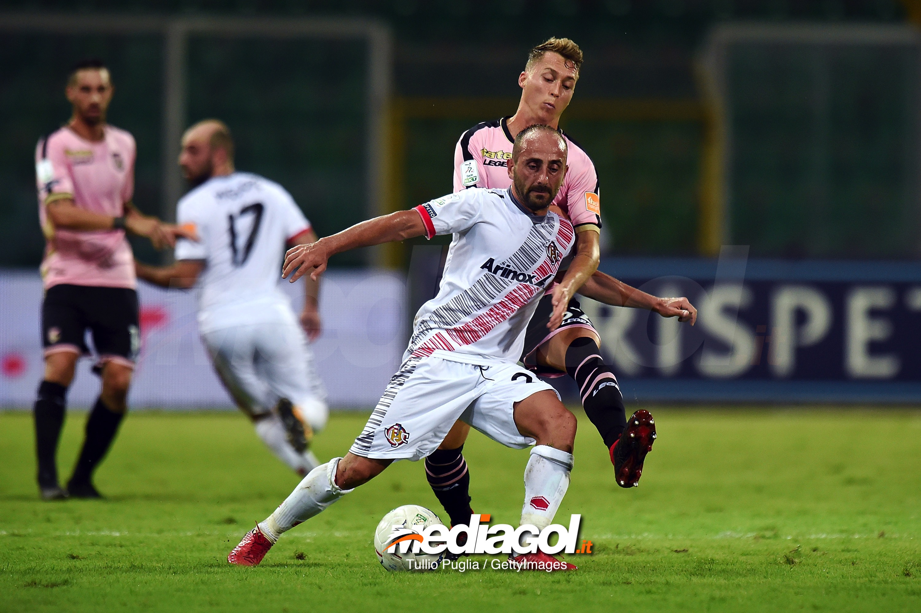 PALERMO, ITALY - AUGUST 31:  Giampietro Perulli (L)  of Cremonese and Nicolas Haas of Palermo compete for the ball during the Serie B match between US Citta' di Palermo and US Cremonese at Stadio Renzo Barbera on August 31, 2018 in Palermo, Italy.  (Photo by Tullio M. Puglia/Getty Images)