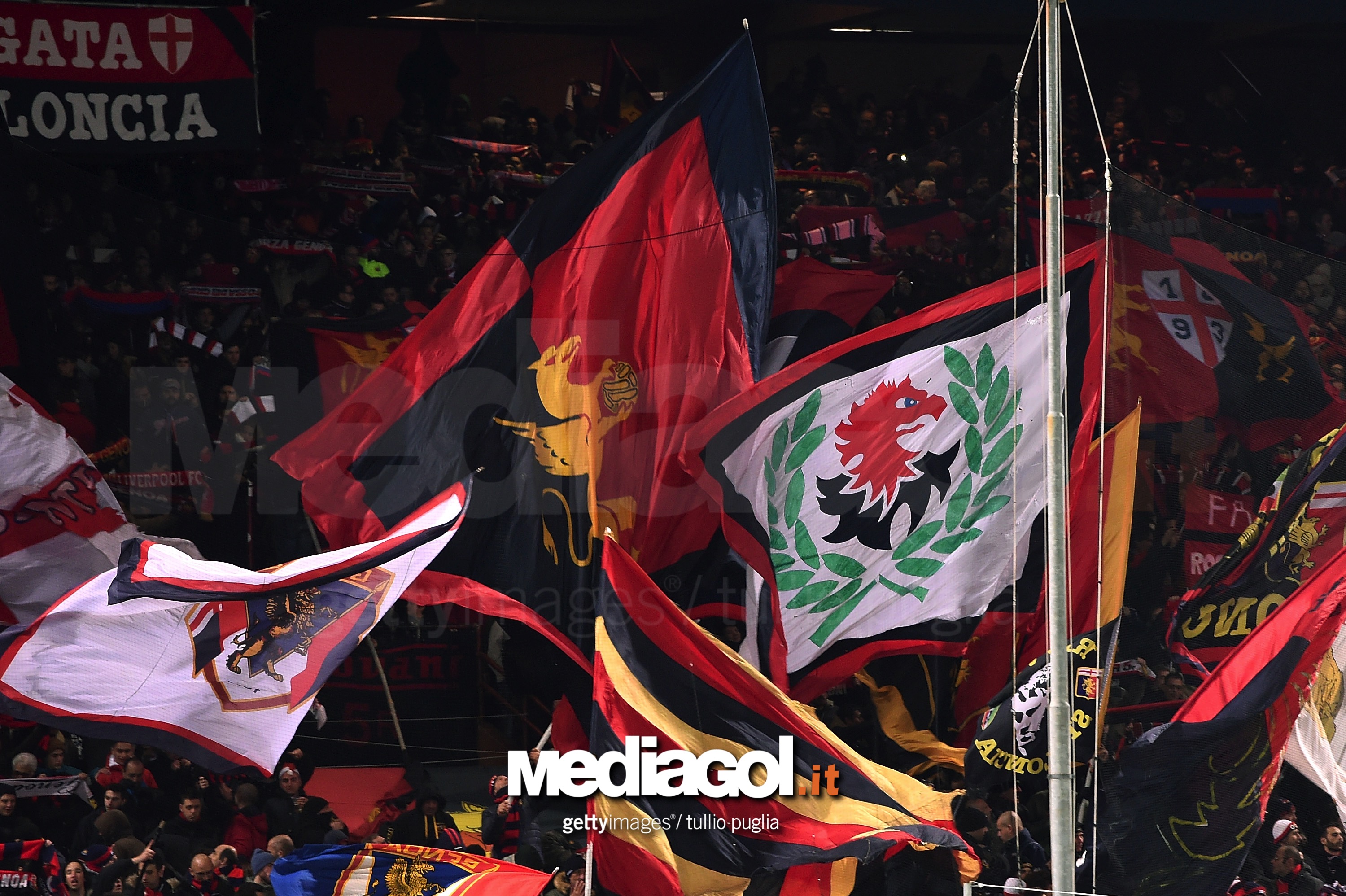 GENOA, ITALY - DECEMBER 18:  Fans of Genoa show their support during the Serie A match between Genoa CFC and US Citta di Palermo at Stadio Luigi Ferraris on December 18, 2016 in Genoa, Italy.  (Photo by Tullio M. Puglia/Getty Images)