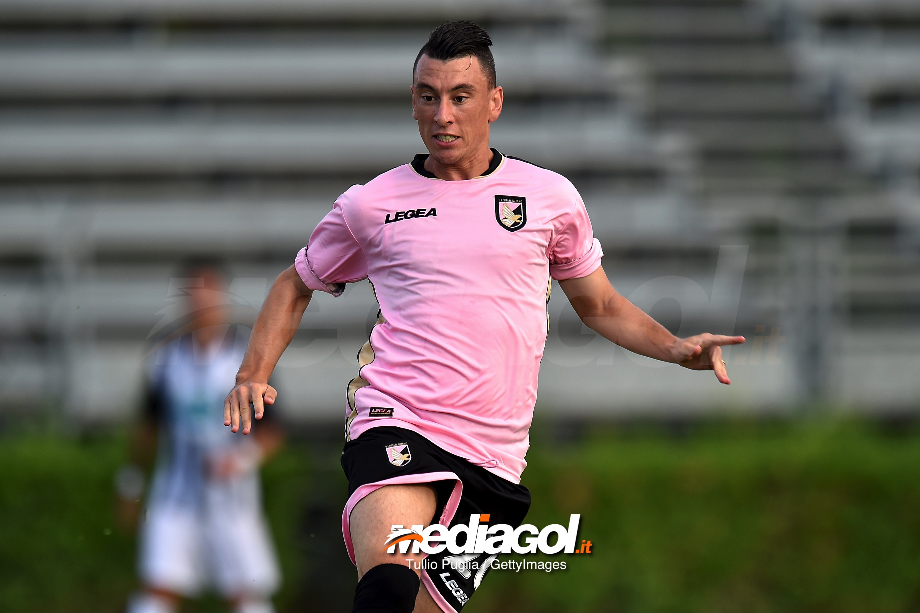 PALERMO, ITALY - AUGUST 18:  Cesar Falletti of Palermo in action during the pre-season friendly match between US Citta' di Palermo and Sicula Leonzio at Carmelo Onorato training center on August 18, 2018 in Palermo, Italy.  (Photo by Tullio M. Puglia/Getty Images)