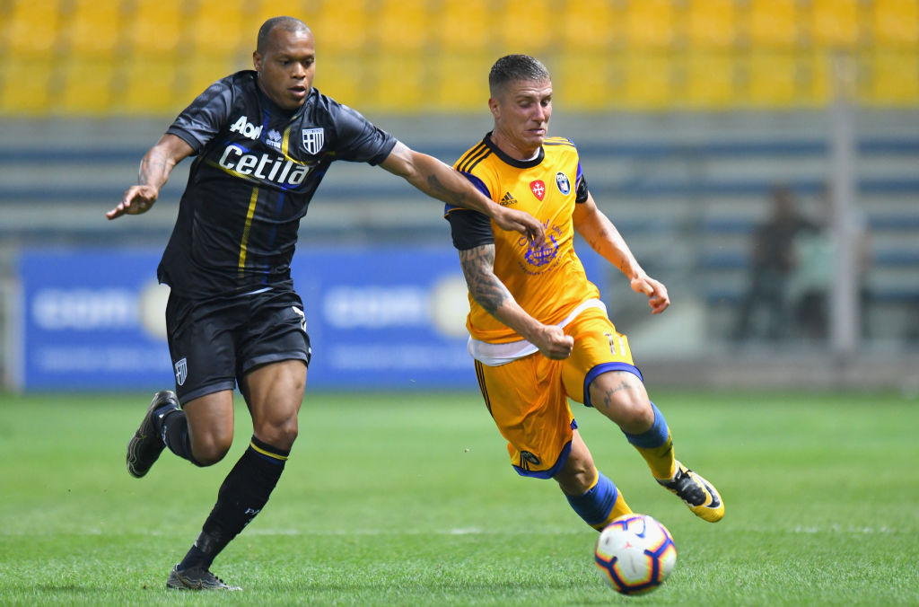 PARMA, ITALY - AUGUST 12: Jonathan Biabiany of Parma Calcio competes for the ball with Francesco Lisi (R) of Pisa during the Coppa Italia match between Parma Calcio and Pisa at Stadio Ennio Tardini on August 12, 2018 in Parma, Italy.  (Photo by Alessandro Sabattini/Getty Images)