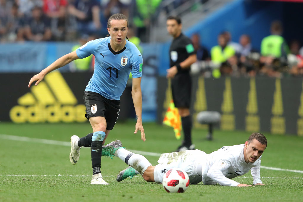 NIZHNY NOVGOROD, RUSSIA - JULY 06:  Antoine Griezmann of France is challenged by Diego Laxalt of Uruguay during the 2018 FIFA World Cup Russia Quarter Final match between Uruguay and France at Nizhny Novgorod Stadium on July 6, 2018 in Nizhny Novgorod, Russia.  (Photo by Alexander Hassenstein/Getty Images)