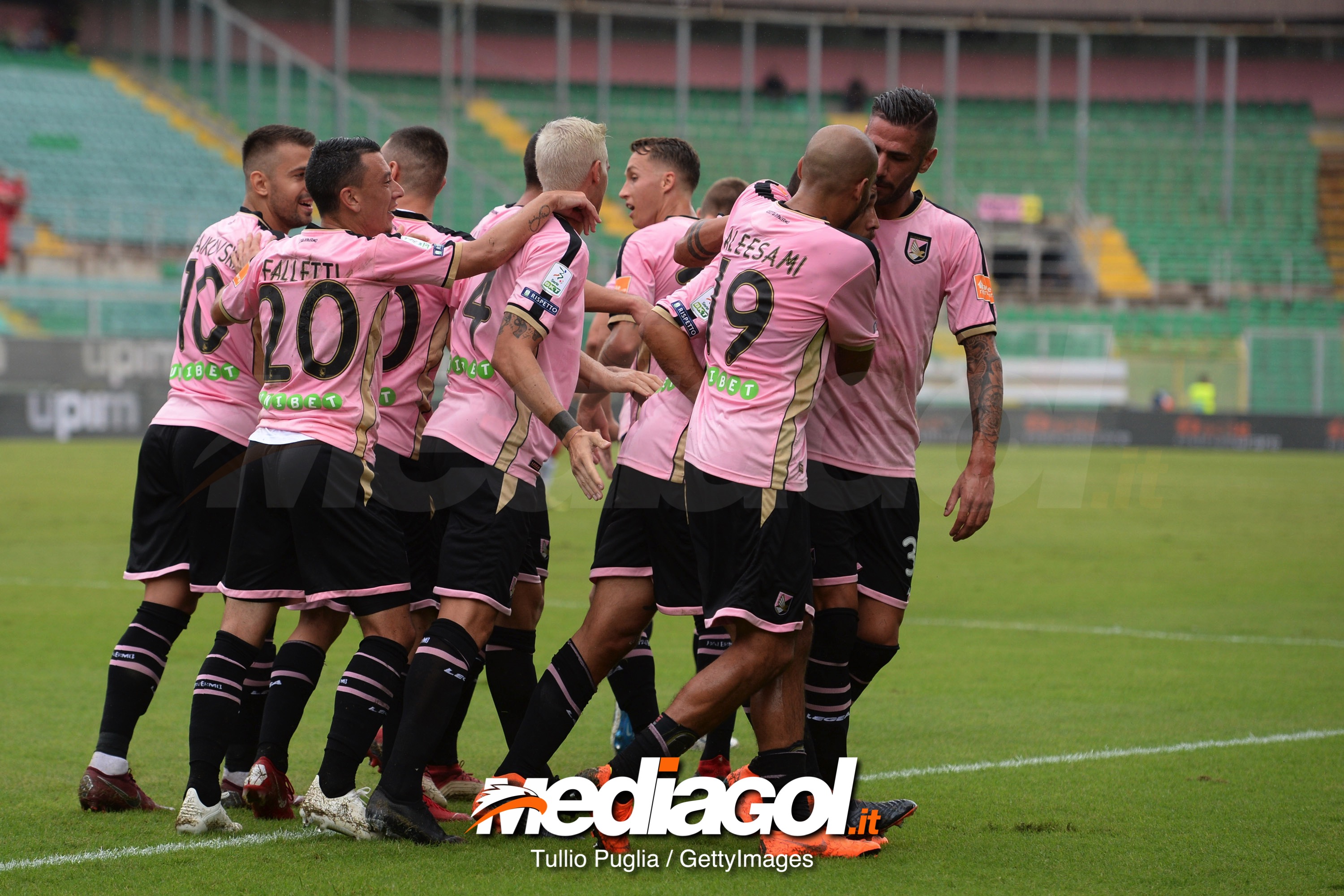 PALERMO, ITALY - SEPTEMBER 22:  Giuseppe Bellusci of Palermo celebrates after scoring the opening goal during the Serie B match between Palermo and Perugia at Stadio Renzo Barbera on September 22, 2018 in Palermo, Italy.  (Photo by Tullio M. Puglia/Getty Images)