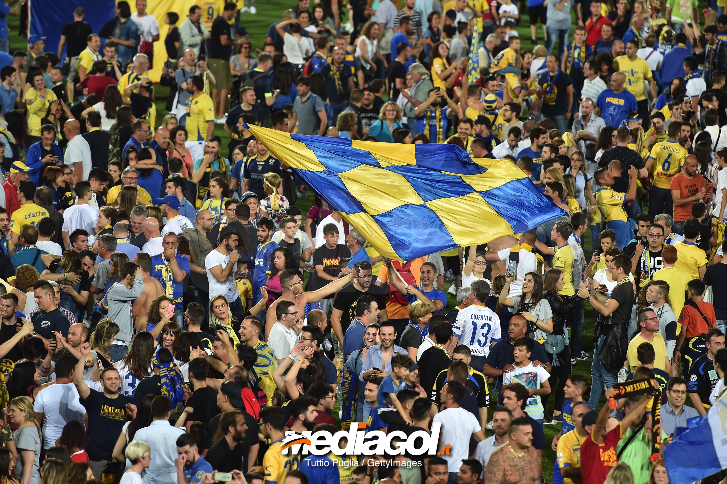 FROSINONE, ITALY - JUNE 16:  Fans of Frosinone celebrate after winning the serie B playoff match final between Frosinone Calcio v US Citta di Palermo at Stadio Benito Stirpe on June 16, 2018 in Frosinone, Italy.  (Photo by Tullio M. Puglia/Getty Images)