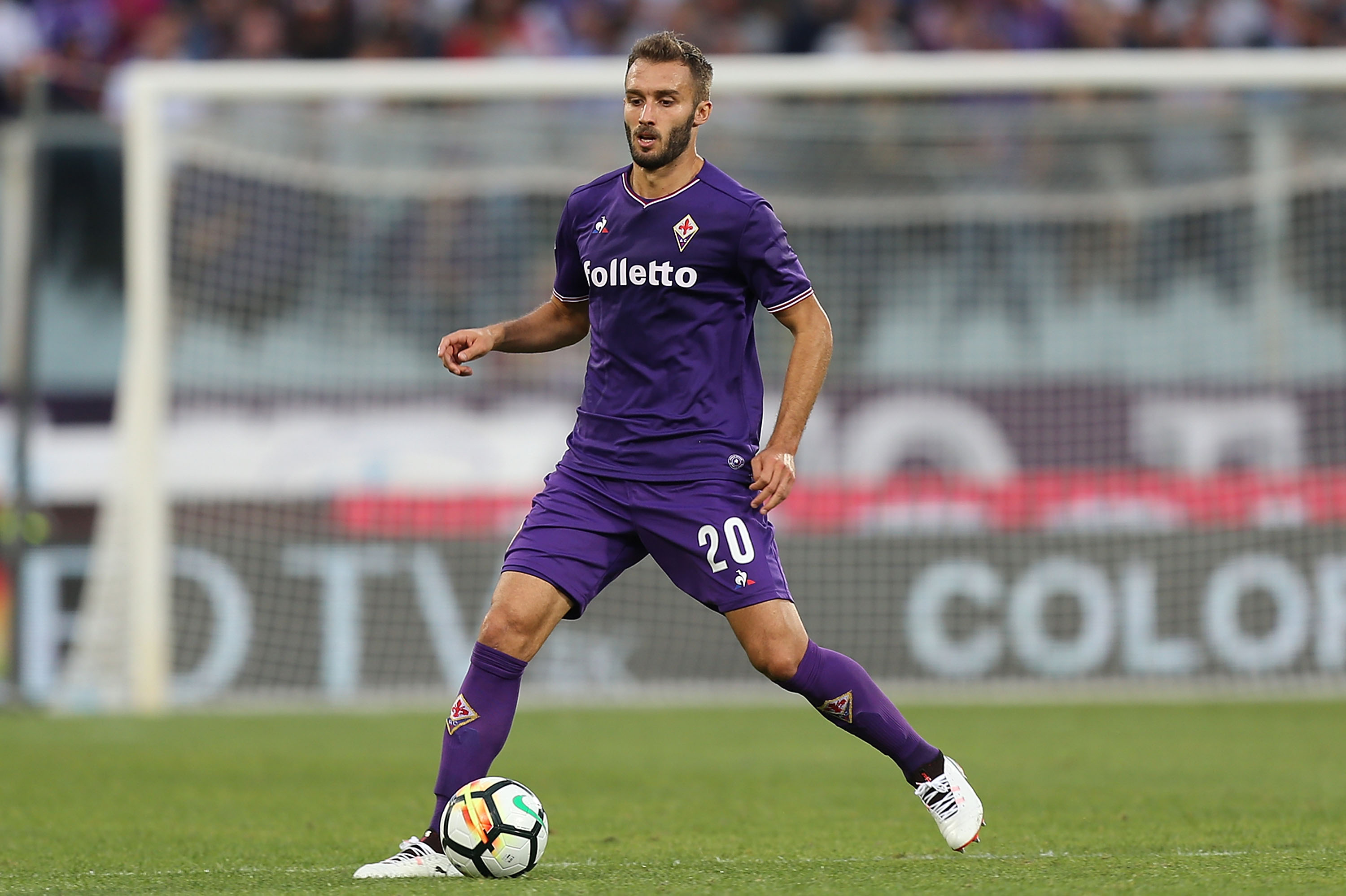 FLORENCE, ITALY - SEPTEMBER 16: German Pezzella of ACF Fiorentina in action during the Serie A match between ACF Fiorentina and Bologna FC at Stadio Artemio Franchi on September 16, 2017 in Florence, Italy.  (Photo by Gabriele Maltinti/Getty Images)