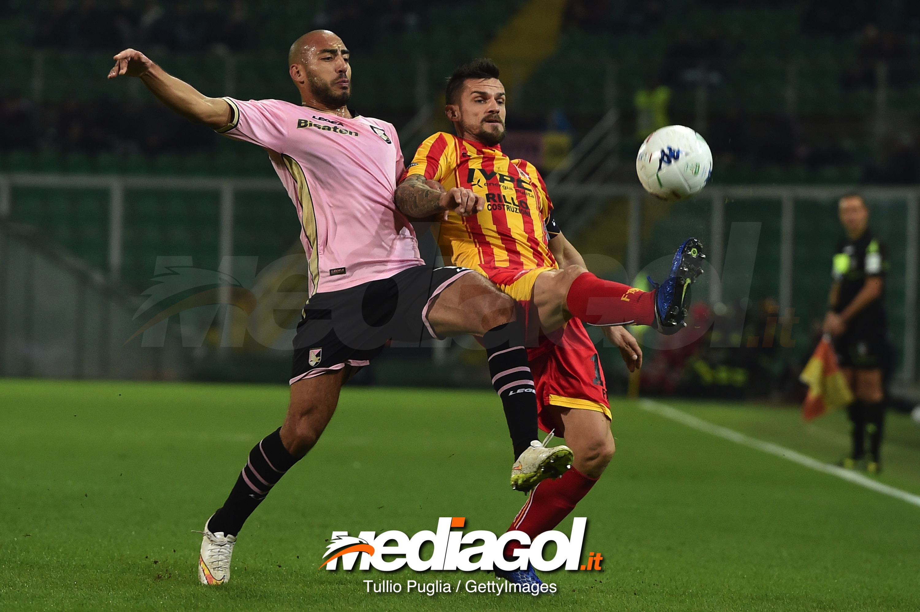 during the Serie B match between US Citta di Palermo and Benevento Calcio at Stadio Renzo Barbera on November 30, 2018 in Palermo, Italy.