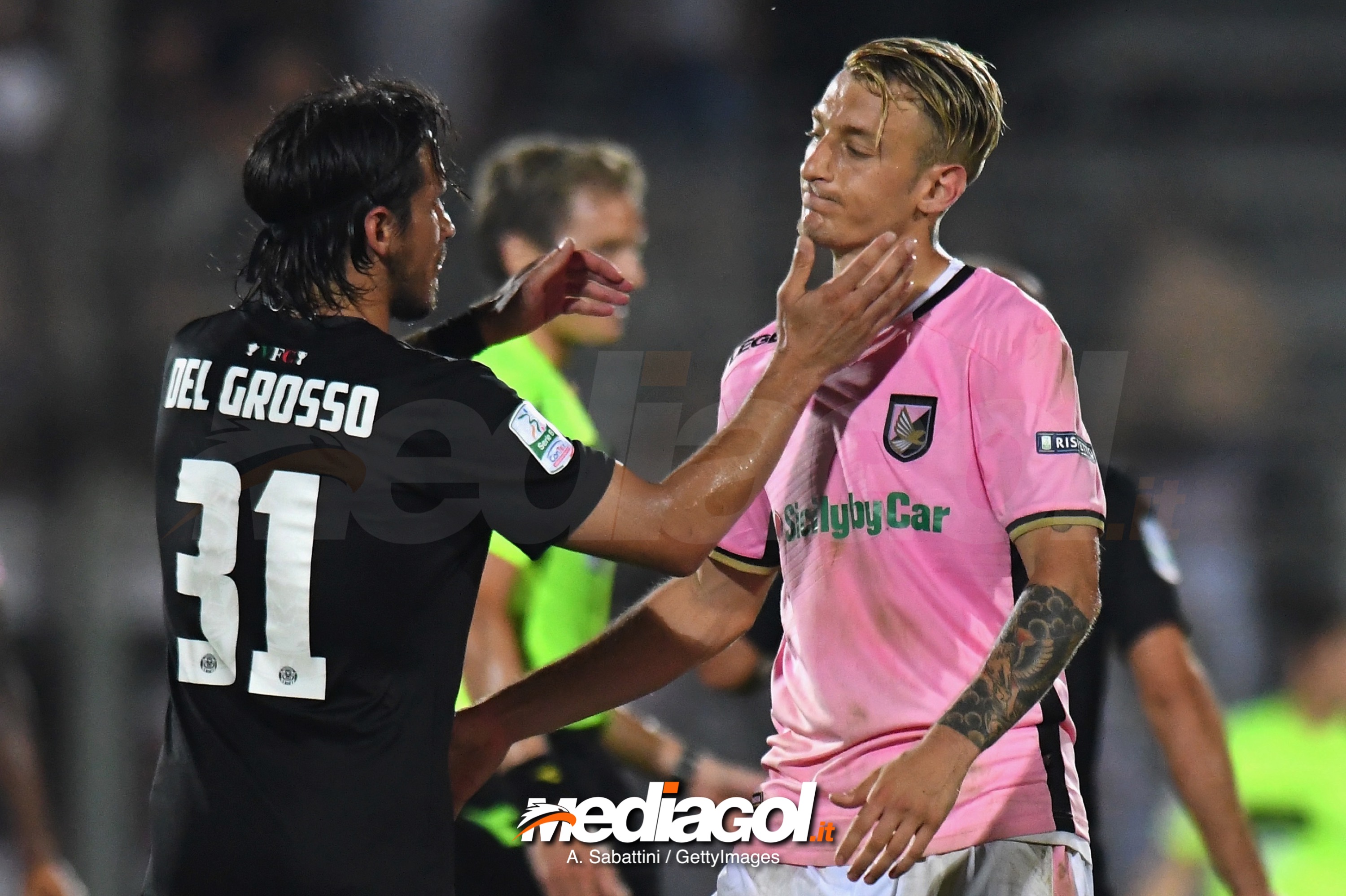 VENICE, ITALY - JUNE 06:  Antonino La Gumina of US Citta di Palermo shakes hands with Cristiano Del Grosso of Venezia FC after the serie B playoff match between Venezia FC and US Citta di Palermo at Stadio Pier Luigi Penzo on June 6, 2018 in Venice, Italy.  (Photo by Alessandro Sabattini/Getty Images)