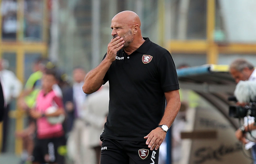 SALERNO, ITALY - AUGUST 25:  Coach of US Salernitana Stefano Colantuono gestures during the Serie B match between US Salernitana and US Citta di Palermo on August 25, 2018 in Salerno, Italy.  (Photo by Francesco Pecoraro/Getty Images)