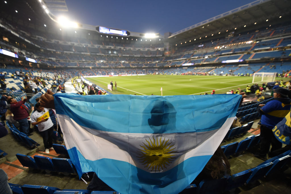 MADRID, SPAIN - DECEMBER 09:  A fan holds an Argentina flag prior to the second leg of the final match of Copa CONMEBOL Libertadores 2018 between Boca Juniors and River Plate at Estadio Santiago Bernabeu on December 9, 2018 in Madrid, Spain. Due to the violent episodes of November 24th at River Plate stadium, CONMEBOL rescheduled the game and moved it out of Americas for the first time in history.  (Photo by Denis Doyle/Getty Images)