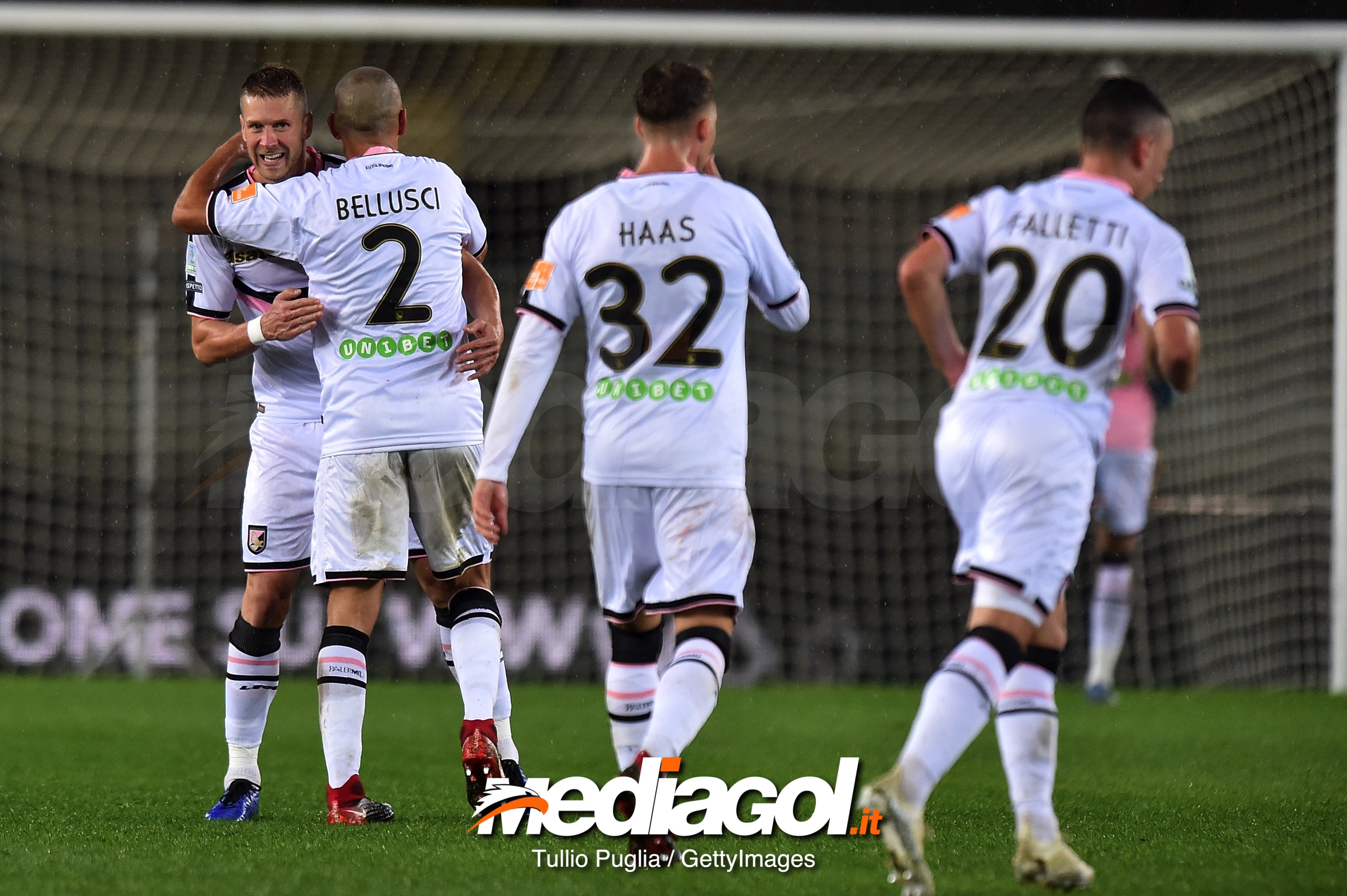 during the Serie b match between Hellas Verona and US Citta di Palermo at Stadio Marcantonio Bentegodi on November 23, 2018 in Verona, Italy.