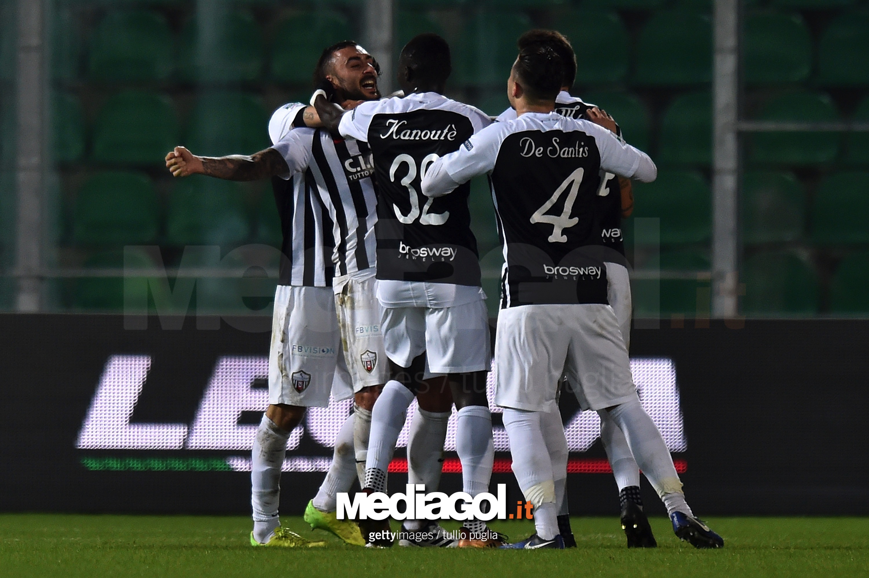 PALERMO, ITALY - FEBRUARY 27:  Tommaso Bianchi of Ascoli celebrates with team mates after scoring the opening goal during the Serie B match between US Citta di Palermo and Ascoli Picchio on February 27, 2018 in Palermo, Italy.  (Photo by Tullio M. Puglia/Getty Images)